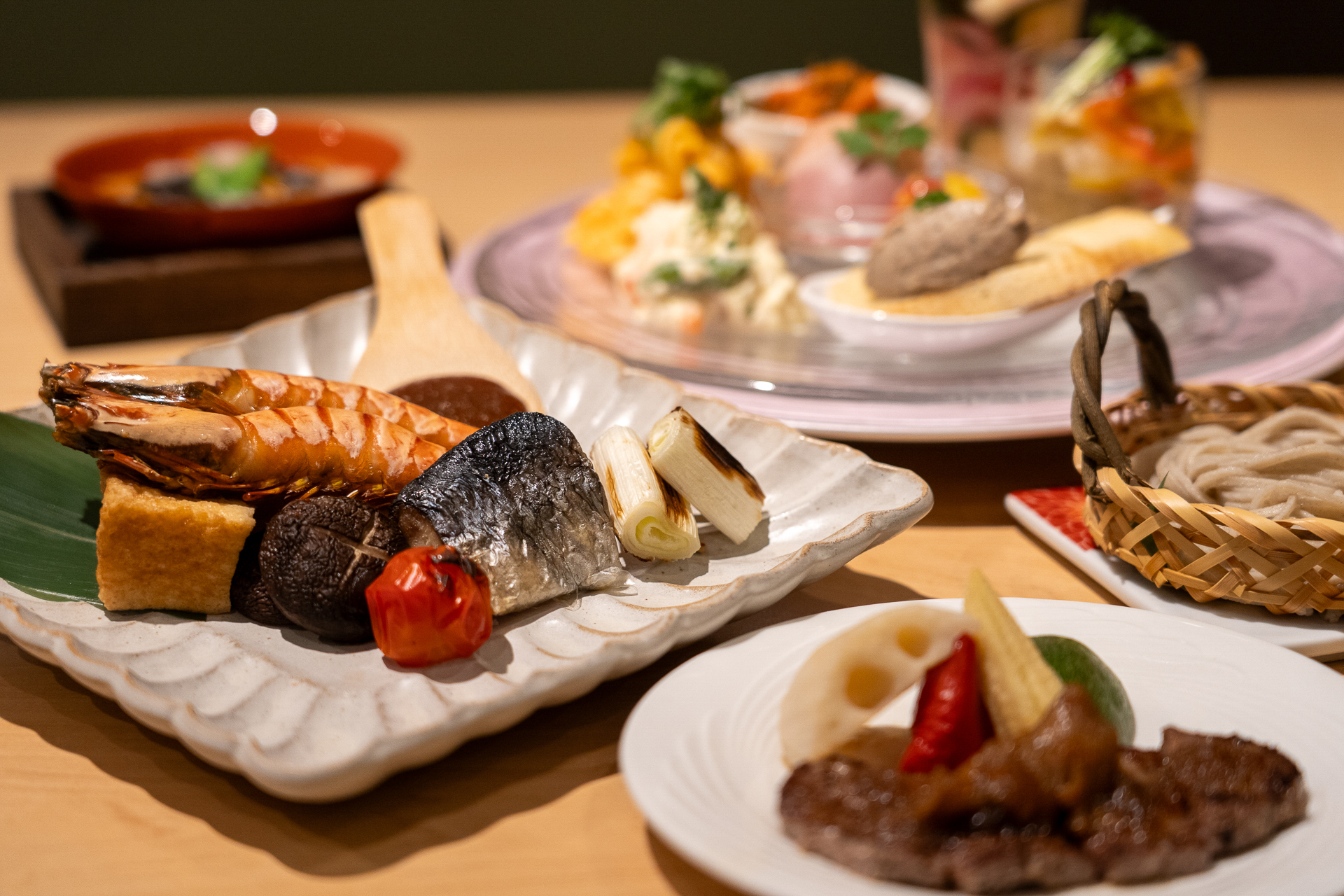 夕食ビュッフェメニュー。香ばしいできたての味わいを地酒とともに堪能できます