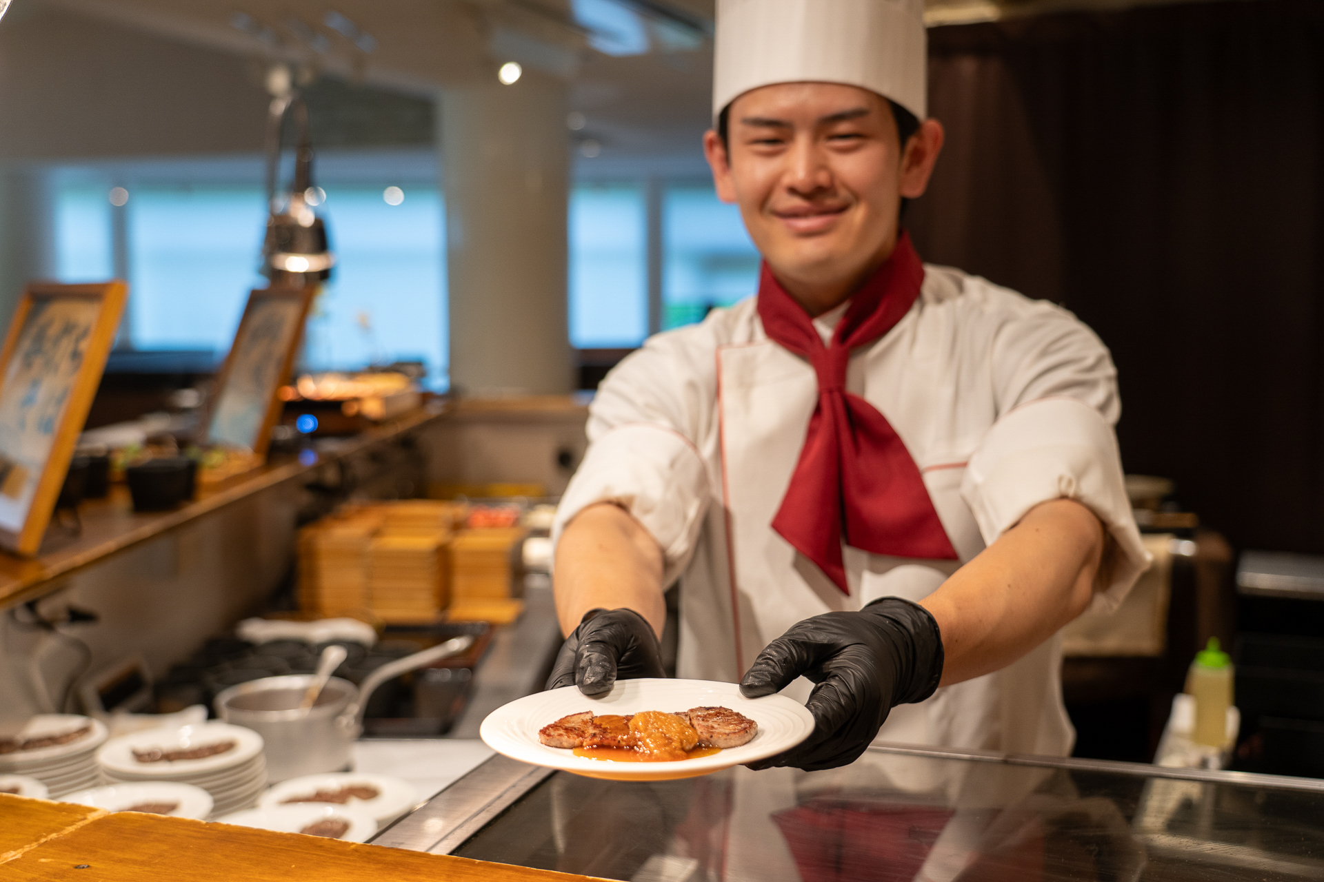 できたての「牛肉の鉄板焼き」を受け取るワクワクの瞬間