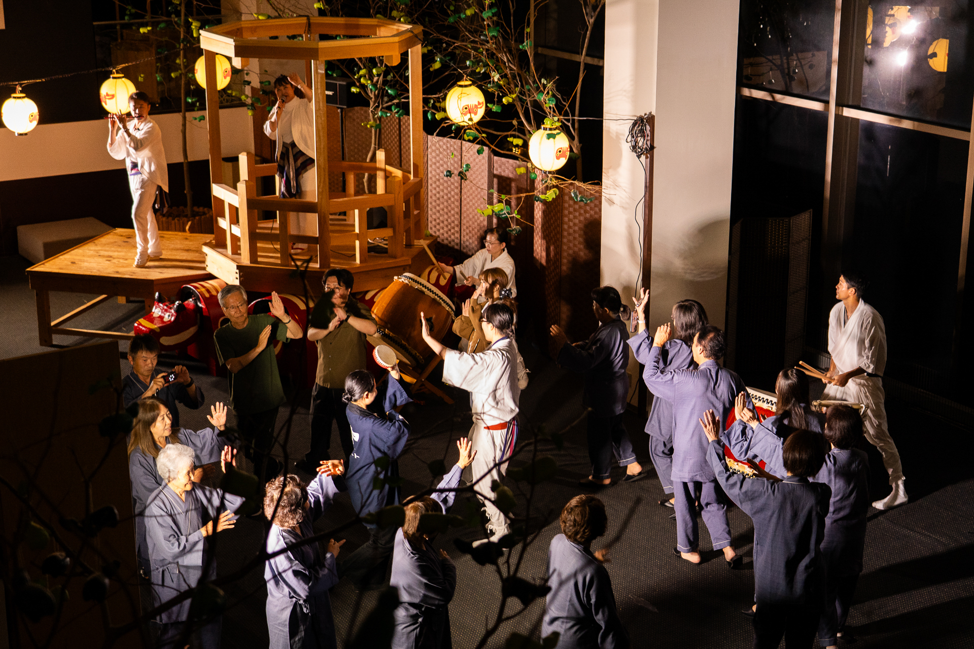 赤ベコ櫓の前で、宿泊客とスタッフがみんなで輪になって踊る民謡「会津磐梯山」
