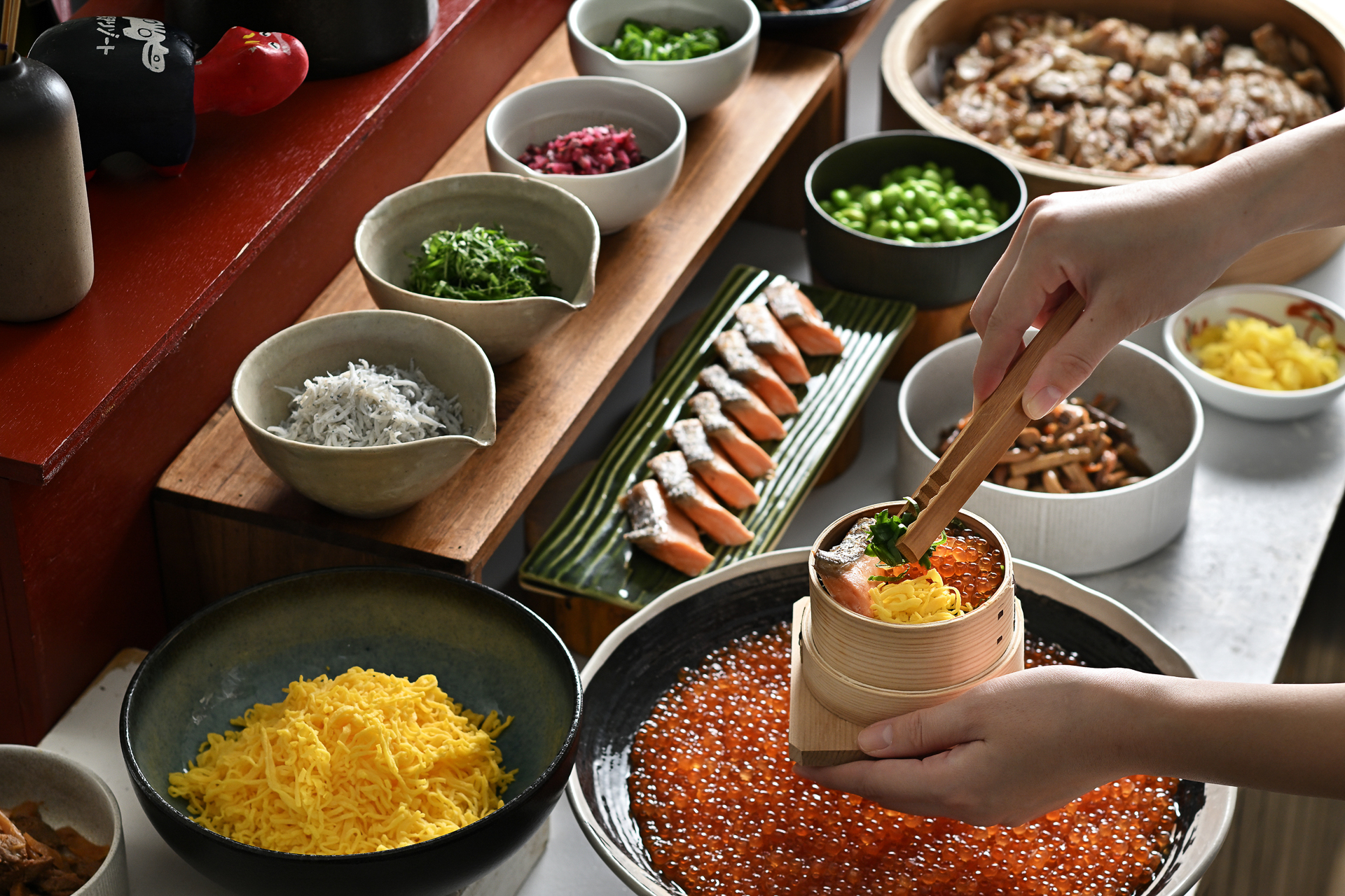 いくらや錦糸卵、山菜など、好きな具材を自由にトッピングする「わっぱ飯」