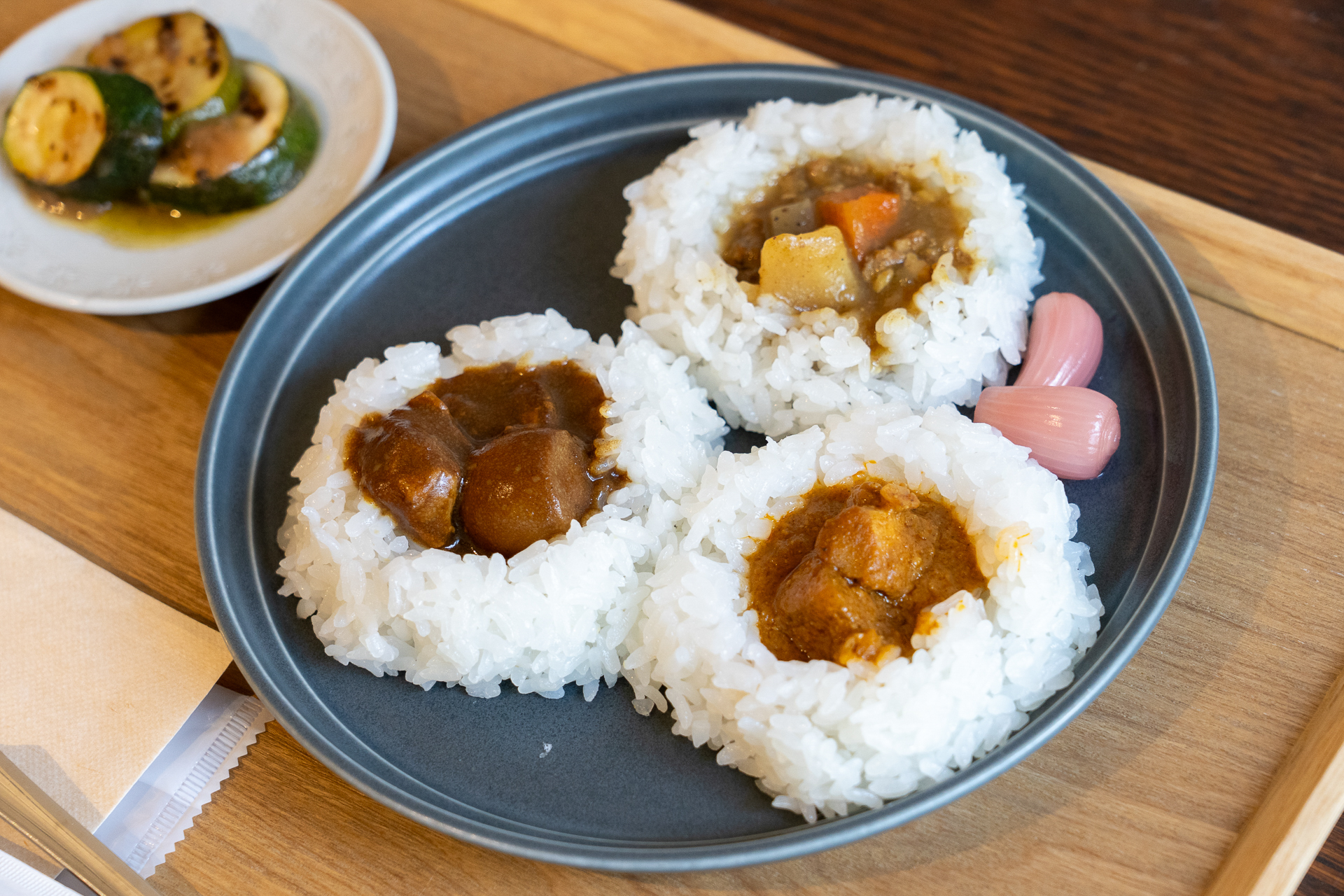 新発売のレトルトカレー3種類を少量ずついただいた