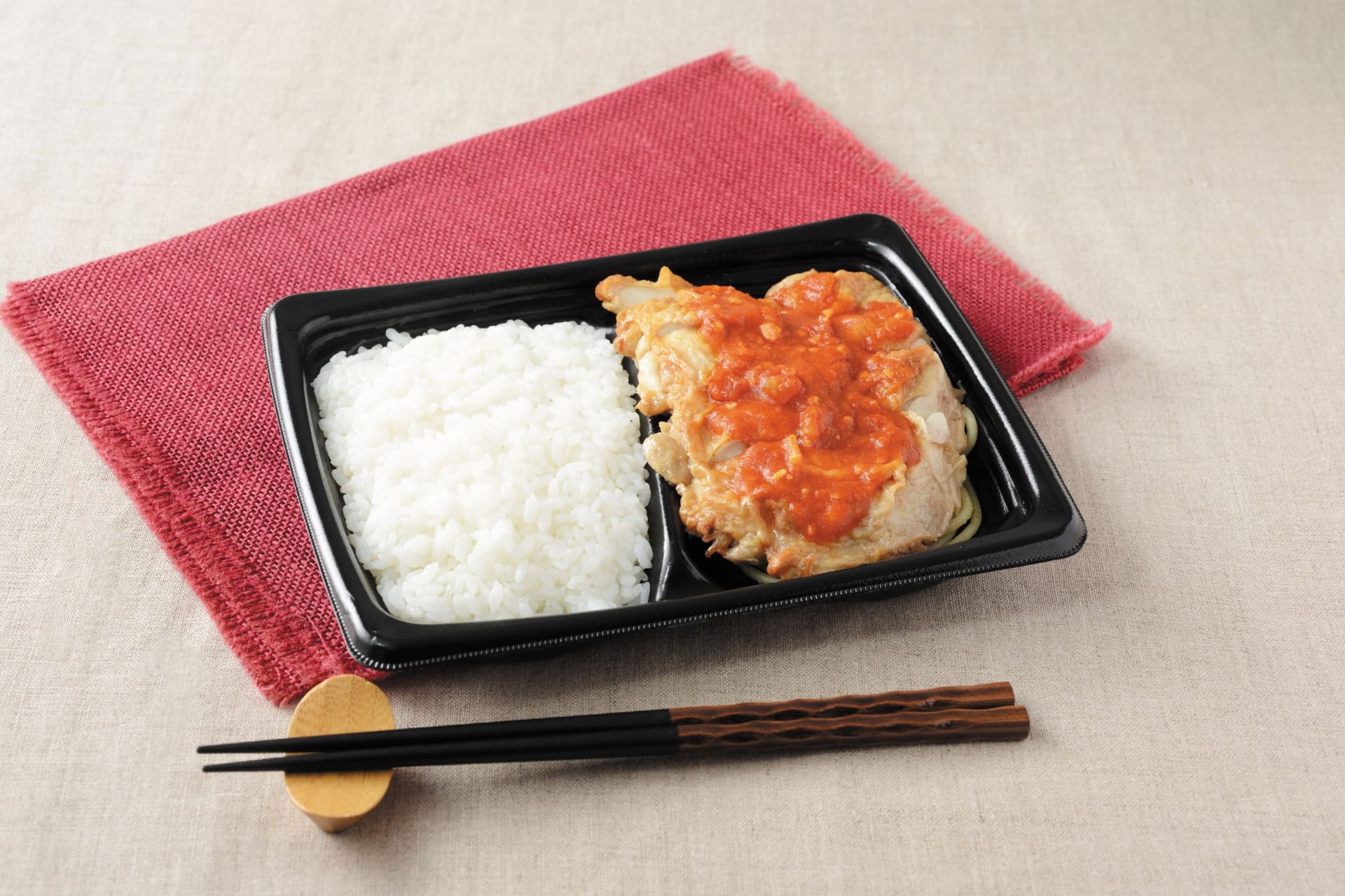 ローソン「ガーリックトマトソース チキンステーキ弁当」