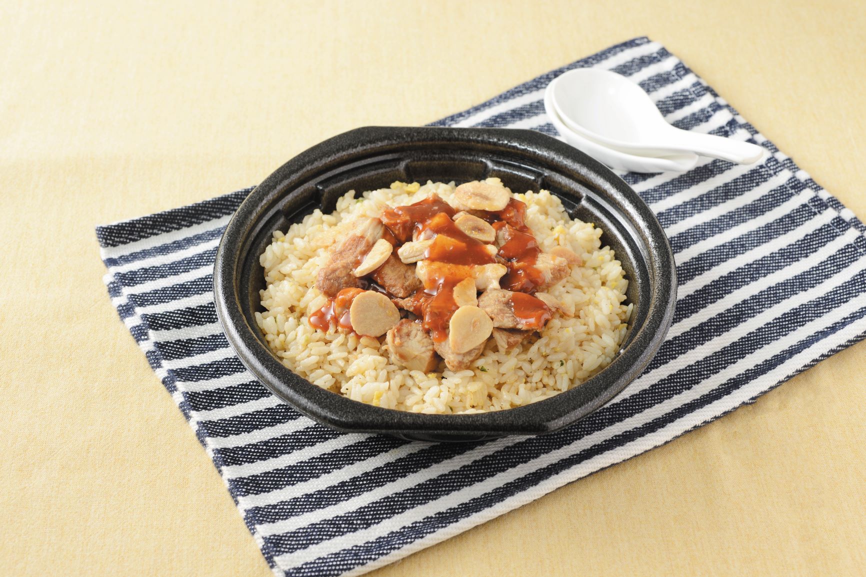 「辛味だれの背脂にんにく豚チャーハン」（697円）