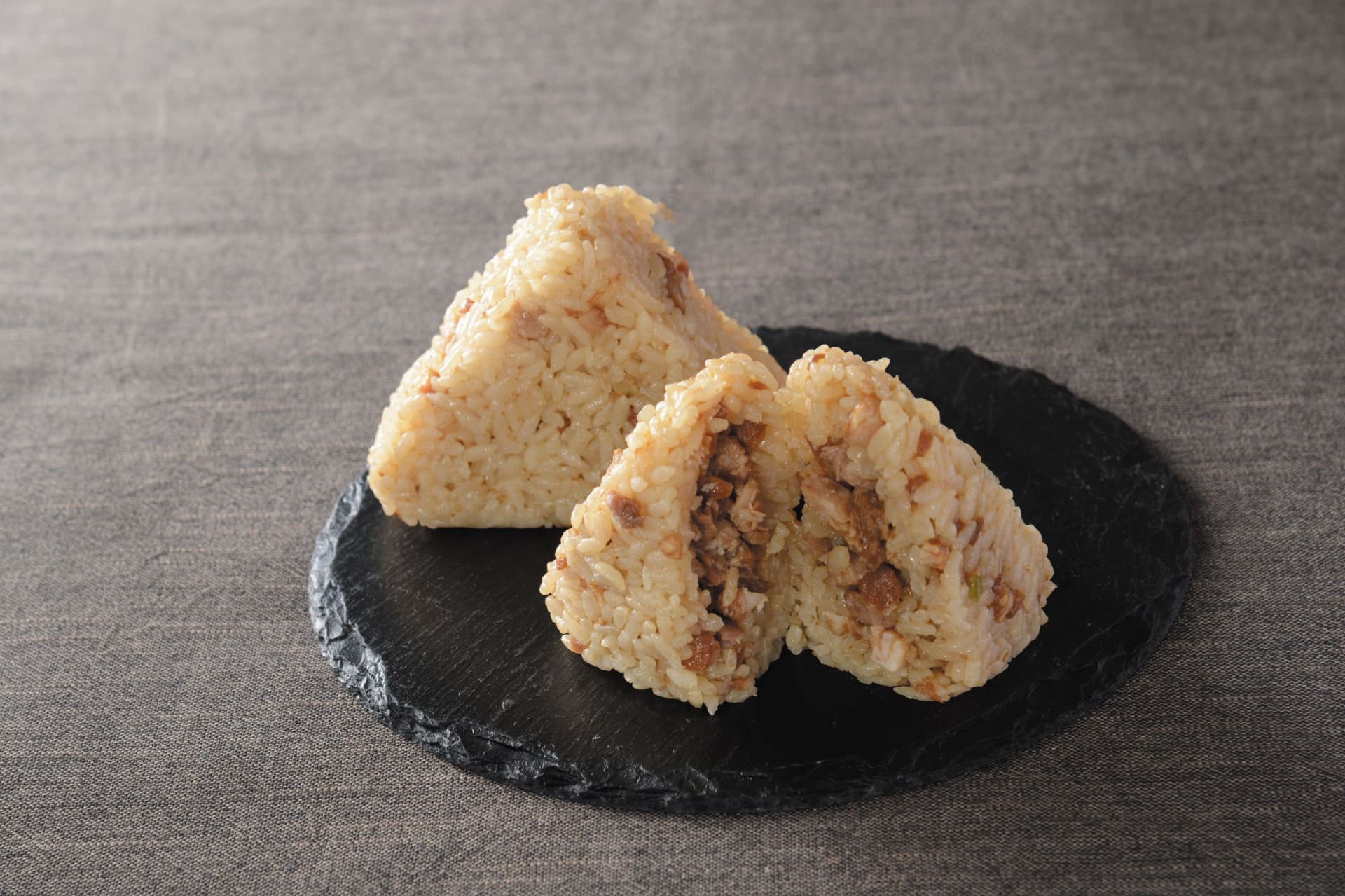 「大きなおにぎり スタミナにんにくチャーシュー」（297円）