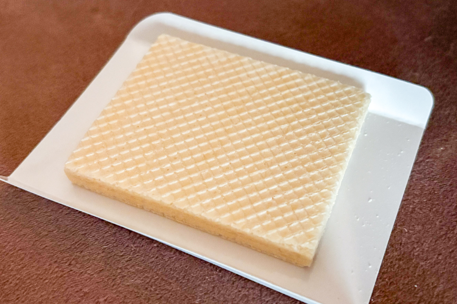 中身はバニラクリーム味のウエハース1枚
