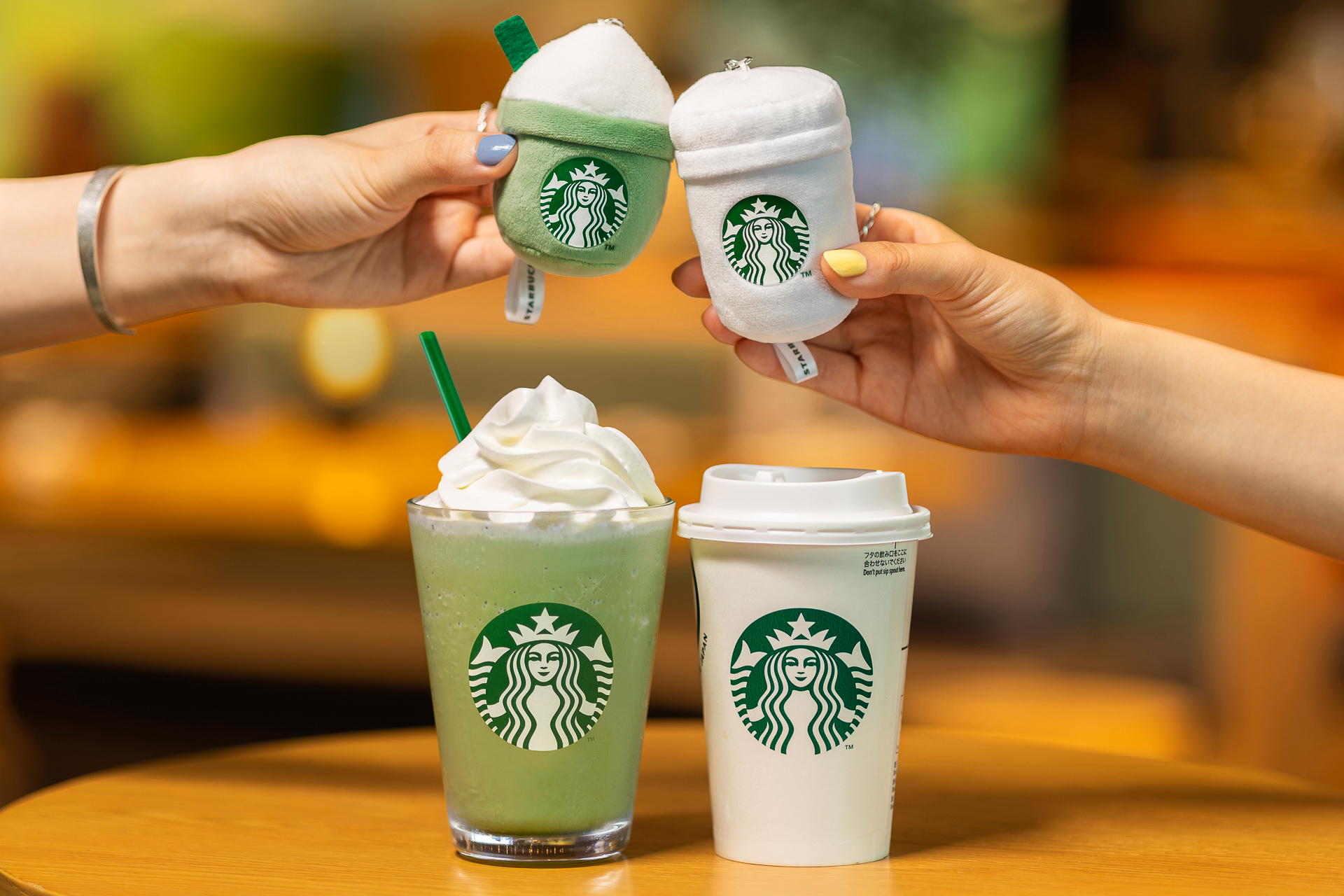 モチーフになったビバレッジと並べたサイズ感