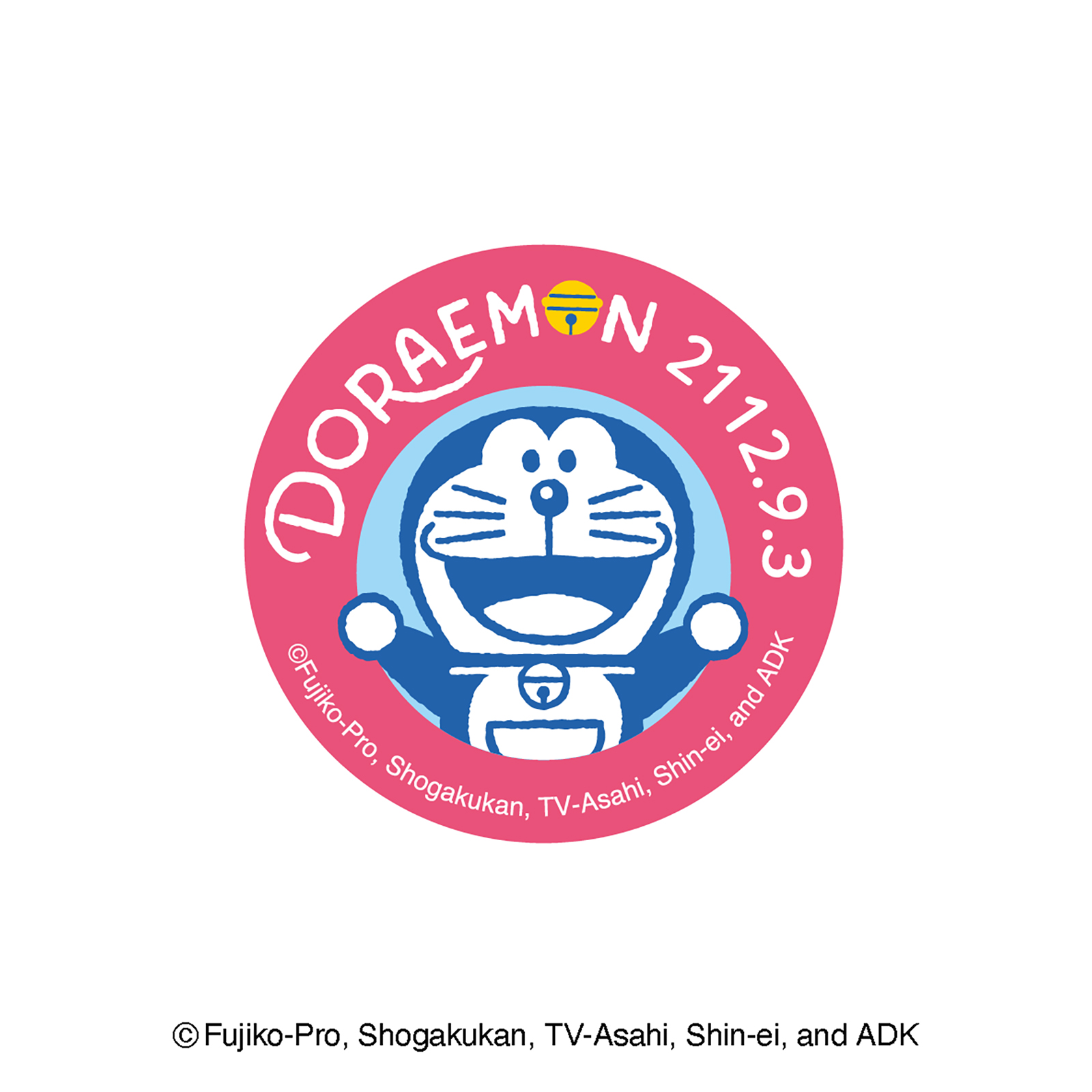 「DORAEMON」の文字にさりげなくドラえもんの鈴を使用したラベル