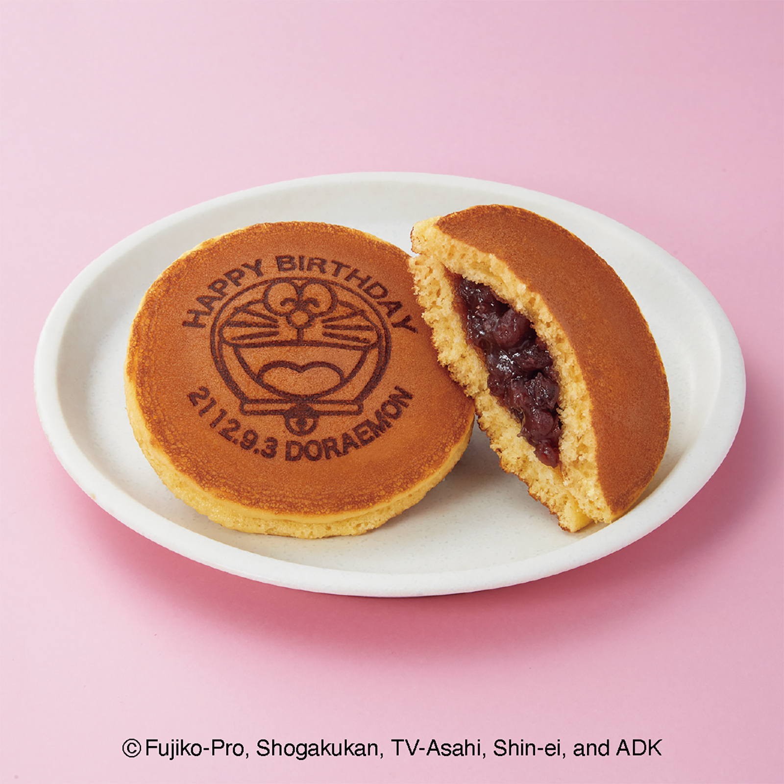 誕生日限定デザインのにっこり笑顔のドラえもんの焼印入り