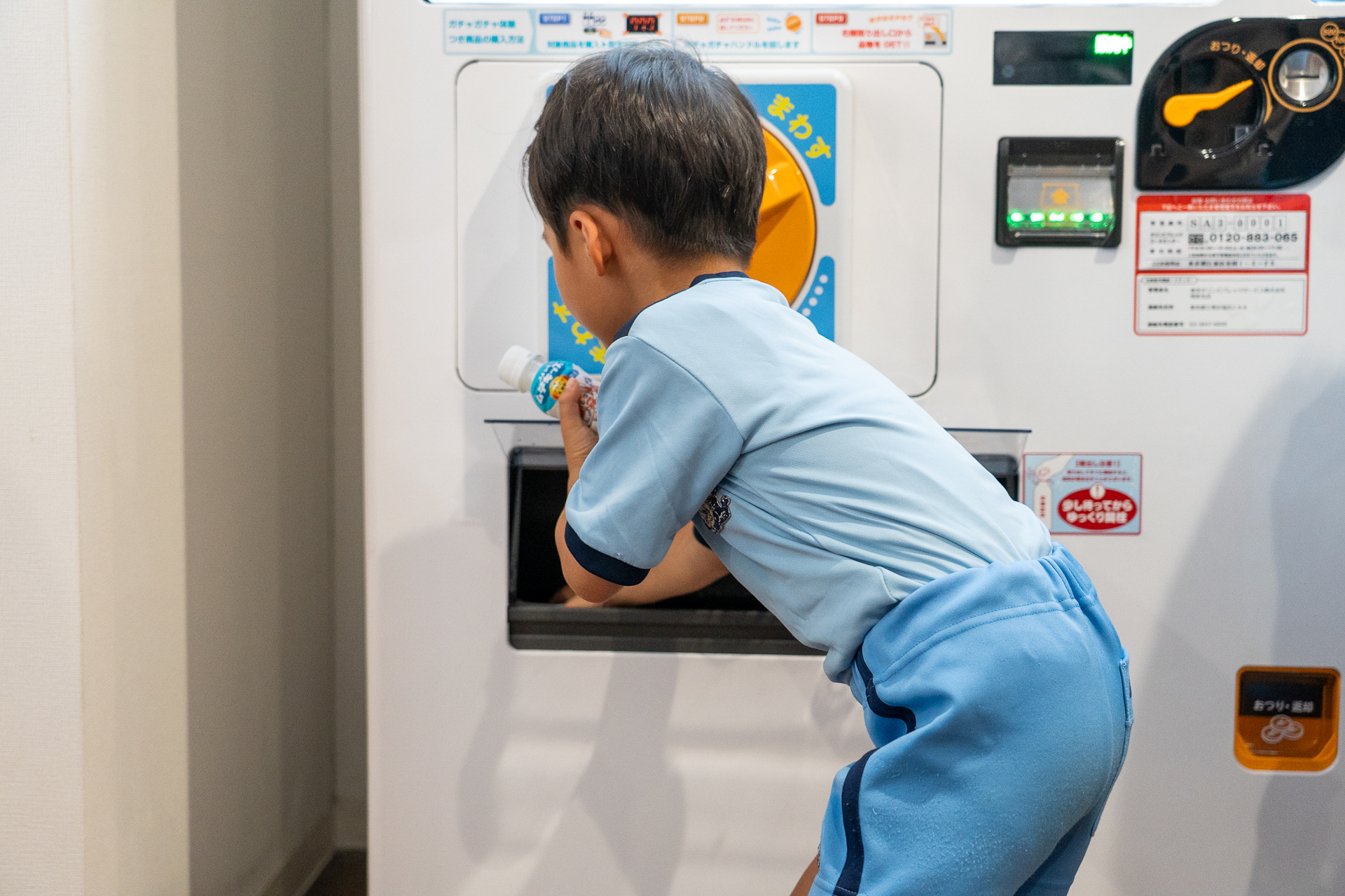 左下の搬出口からまずは対象商品を受け取る