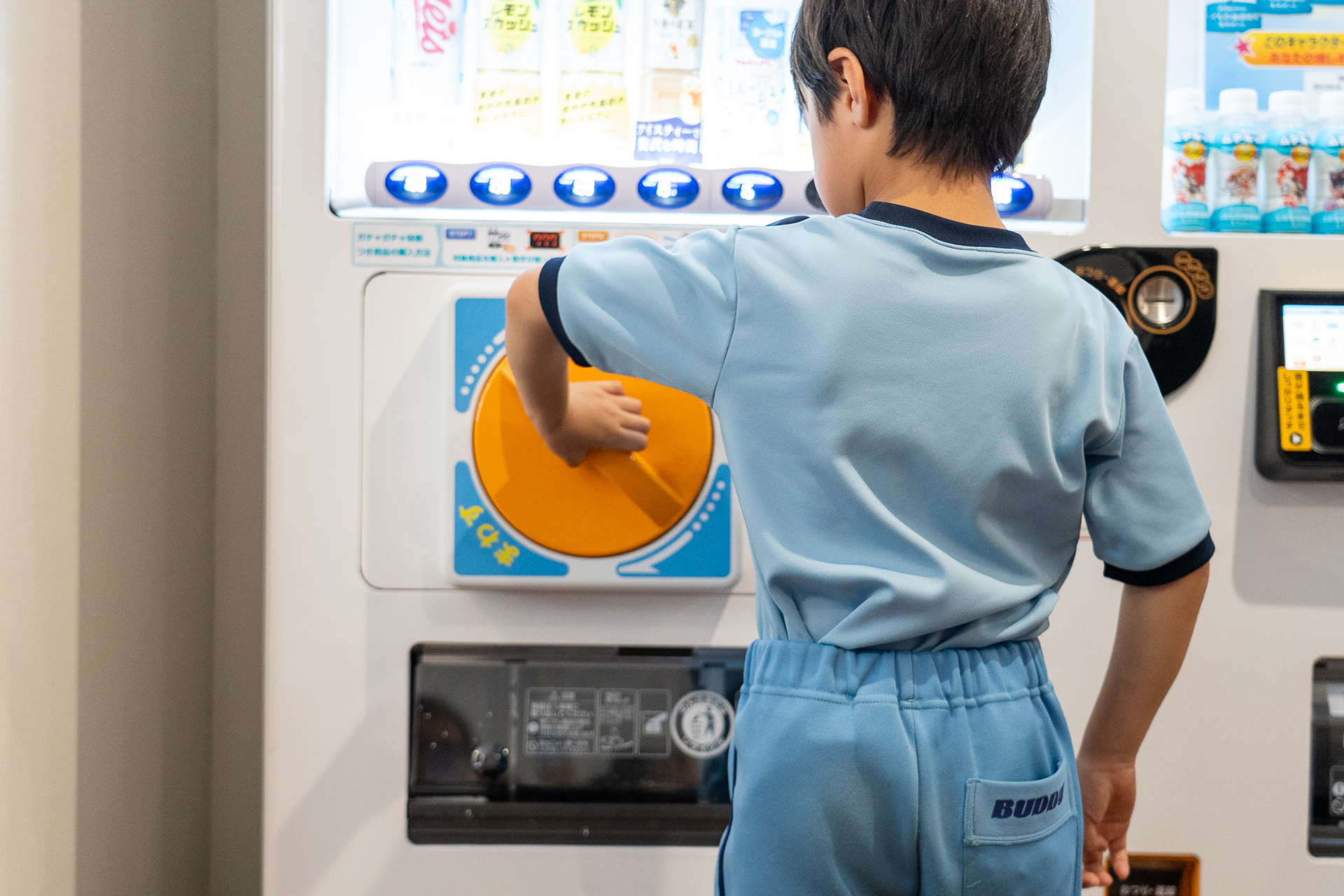 オレンジ色の専用ハンドルを回す