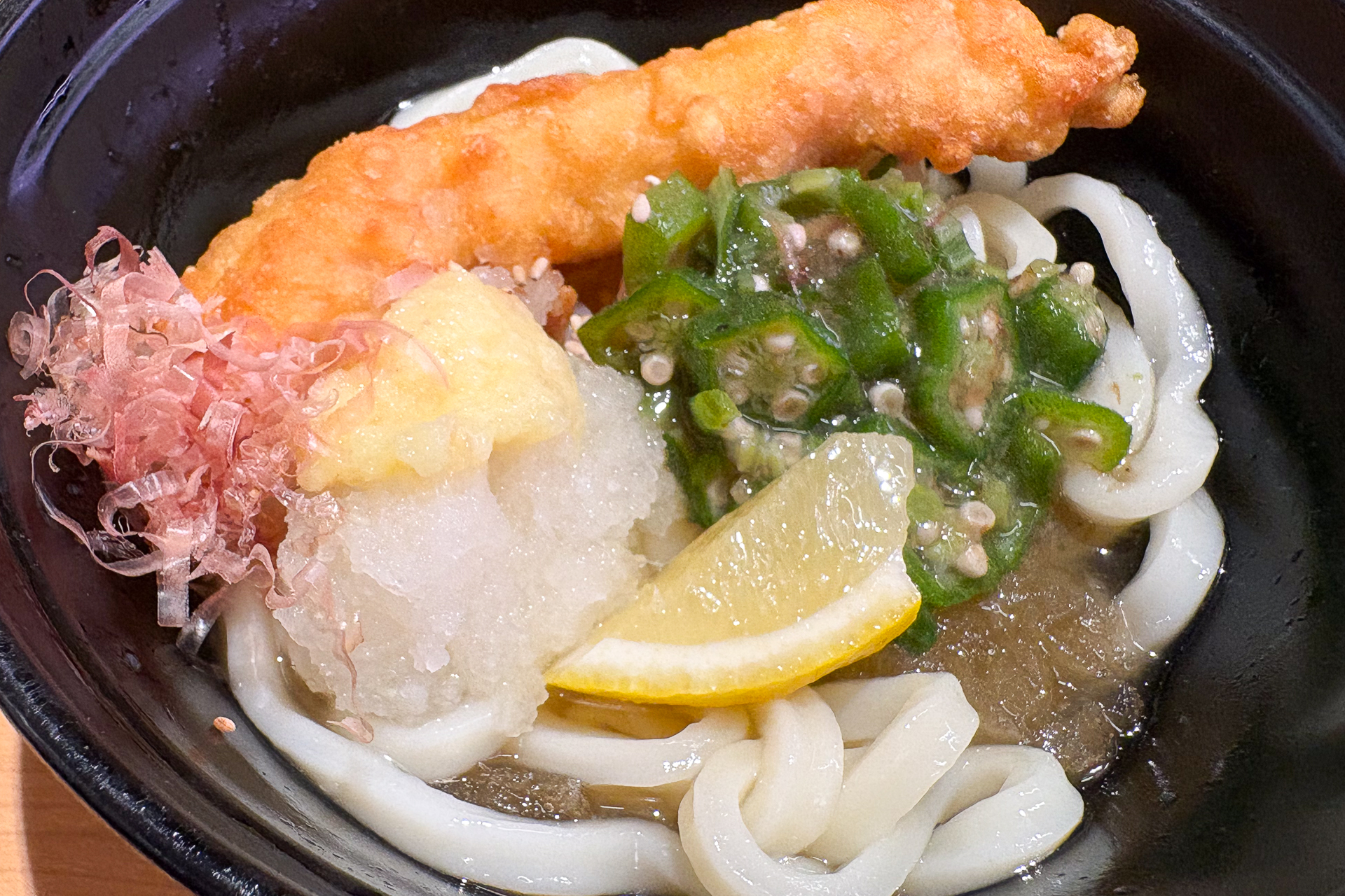 とり天や大根おろし、レモンをトッピング