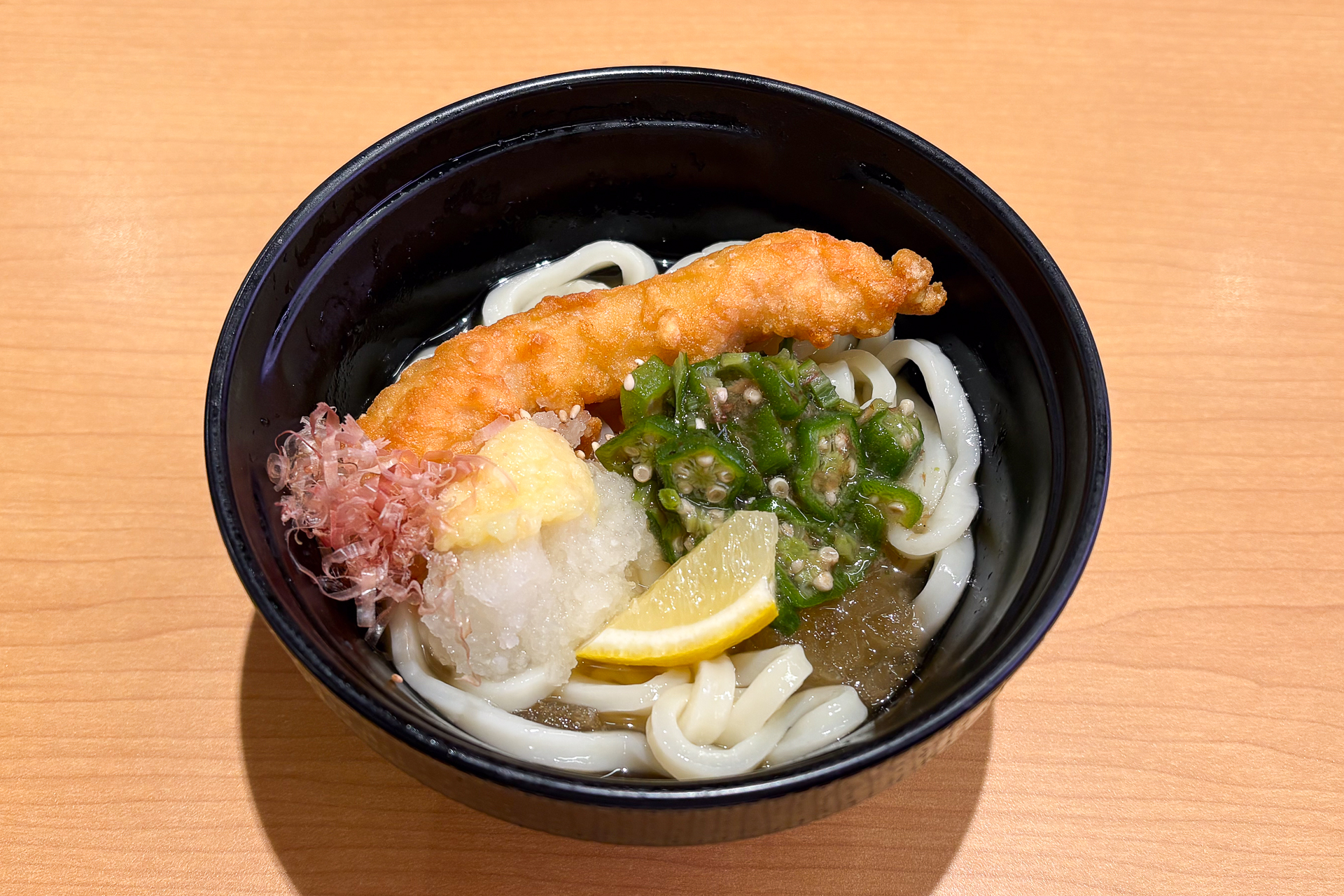 シャーベット状の出汁を混ぜる「混ぜて冷やす とり天おろしうどん」