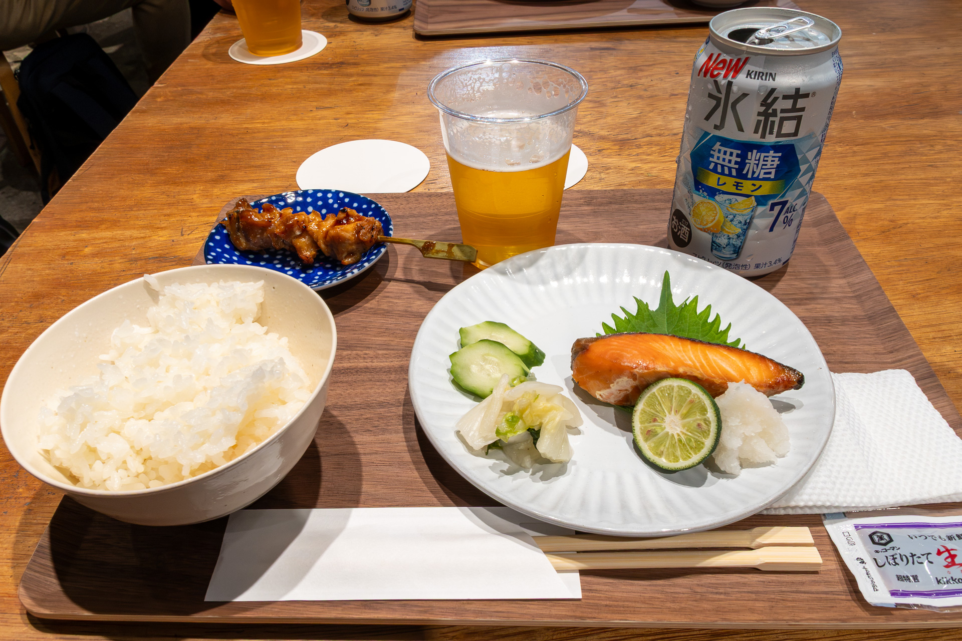 用意された氷結 無糖レモンと焼き鳥＆焼き鮭定食