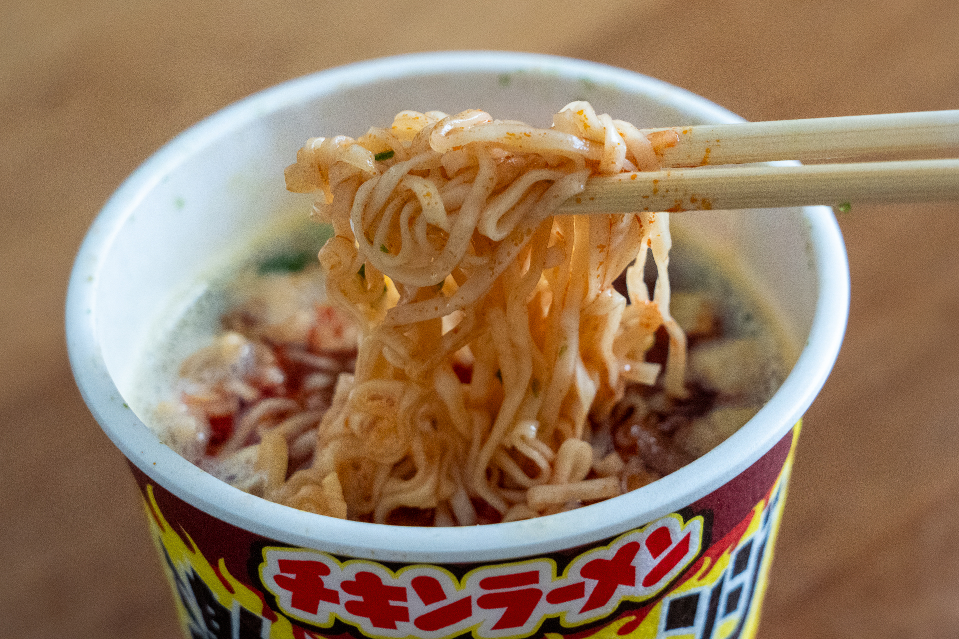いただきます！　たまごとお好きなからあげクンを落として食べてもおいしいそうですよ
