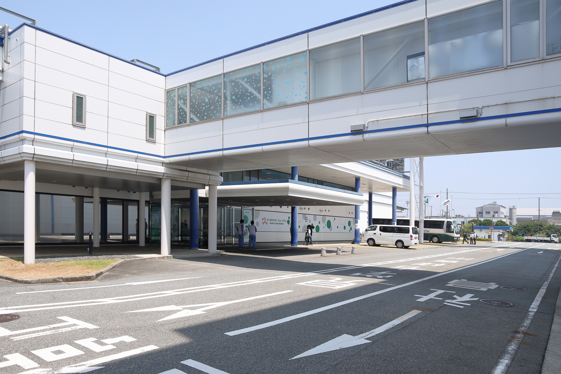 工場入って正面に三ツ矢サイダーミュージアムがある。建物の前には駐車場も完備