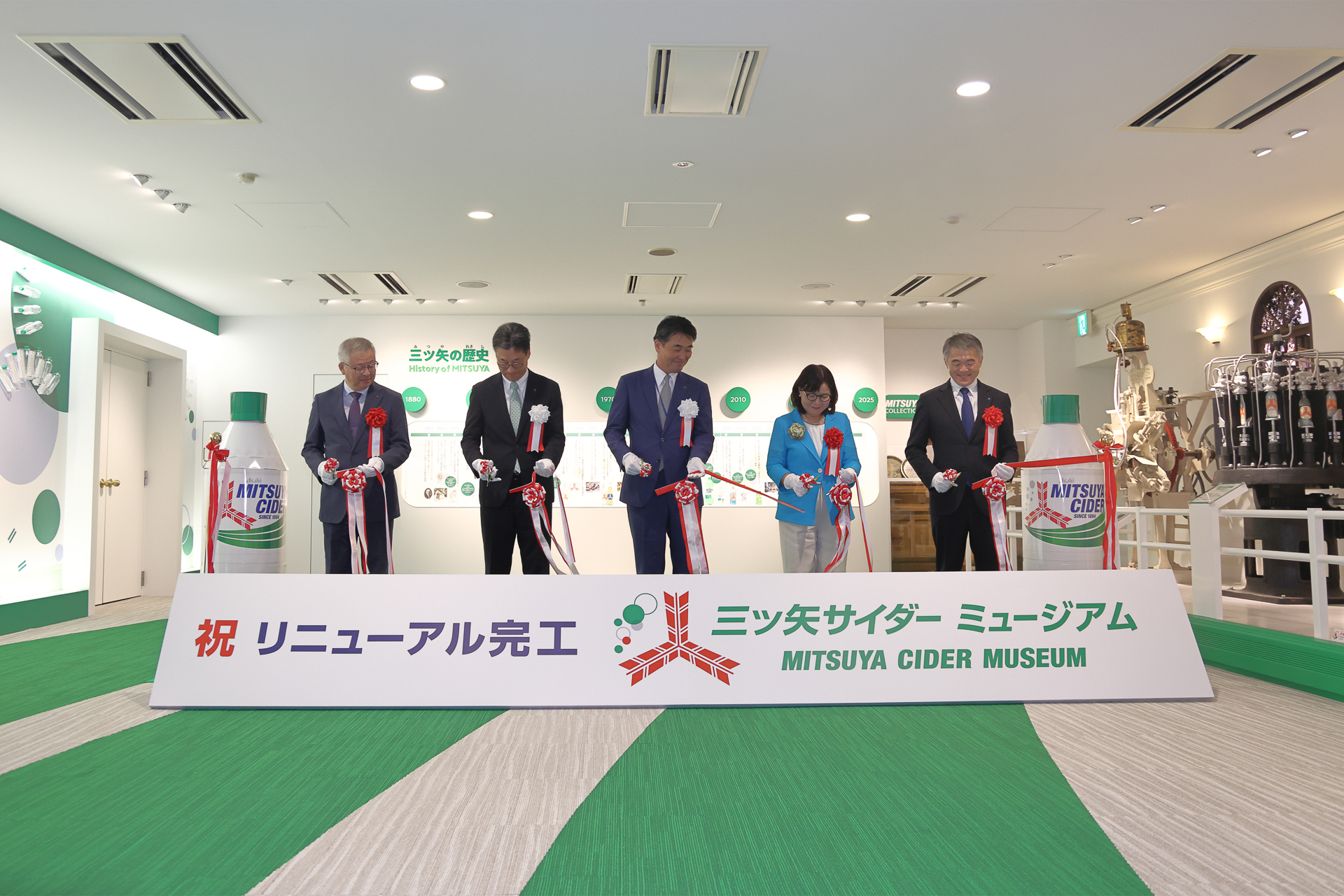 向かって左から、株式会社乃村工藝社 本社執行役員 井上直行氏、アサヒ飲料 明石工場長 佐藤和敬氏、アサヒ飲料株式会社 未来創造本部長 早川等氏、明石市長 丸谷聡子氏、株式会社アサヒビールコミュニケーションズ 代表取締役社長 木島一成氏