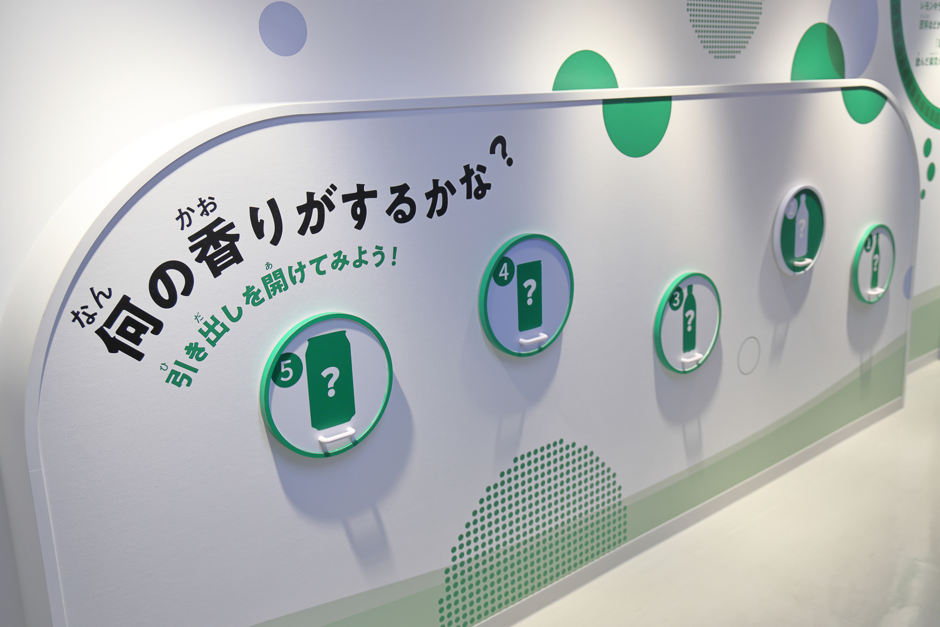 アサヒ飲料の製品に使用される原料の香りを体験。筆者が愛飲するエナジードリンクやコーヒーの香りも。容器の形もヒント！