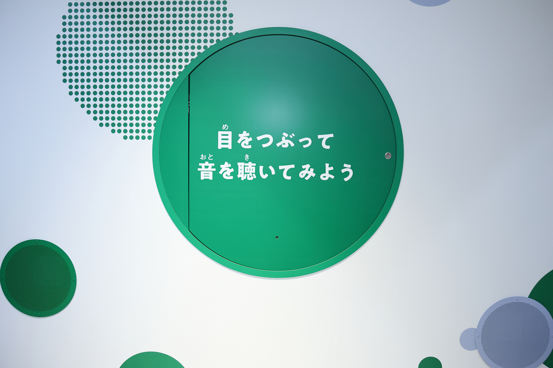 炭酸がはじける音が響いてくる。同時に香りも漂い、三ツ矢サイダーが飲みたくなってくる