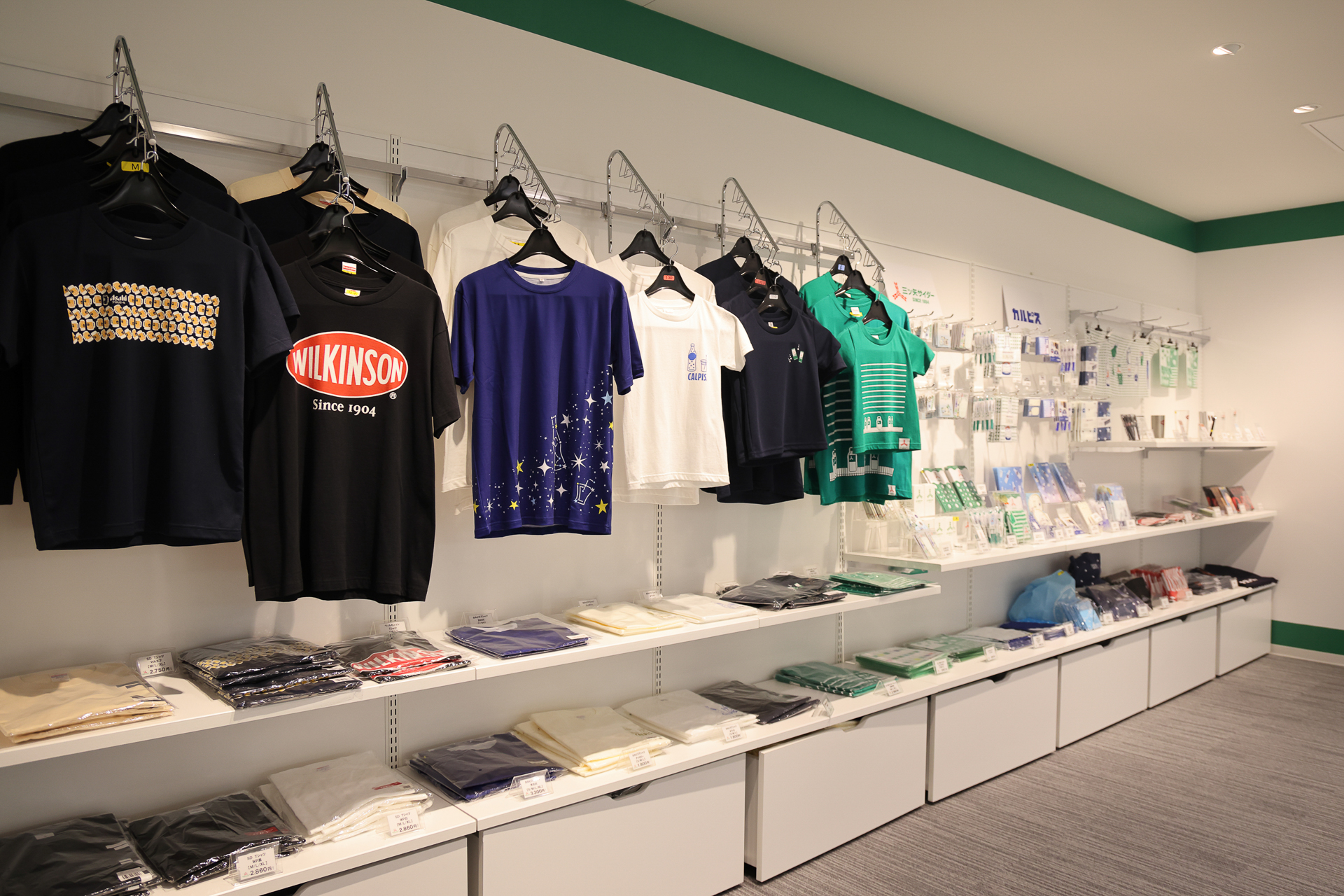 三ツ矢ブランドの衣料品やグッズなどのグッズが並んでいる