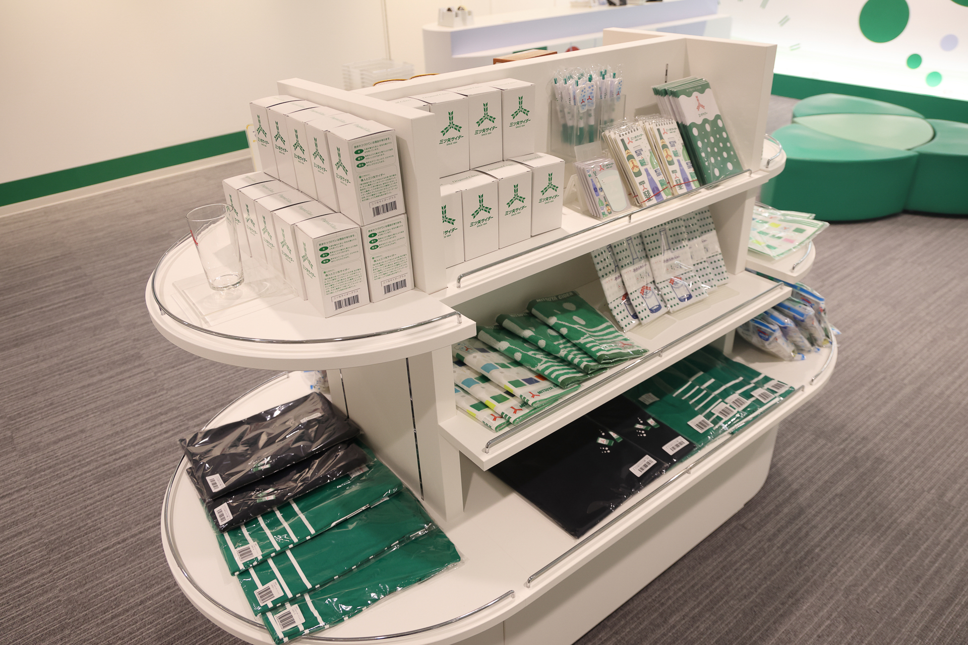 三ツ矢ブランドの衣料品やグッズなどのグッズが並んでいる