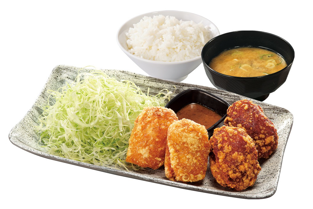 「濃厚シャリアピンからあげの合盛り定食」（935円/券売機店舗 940円）