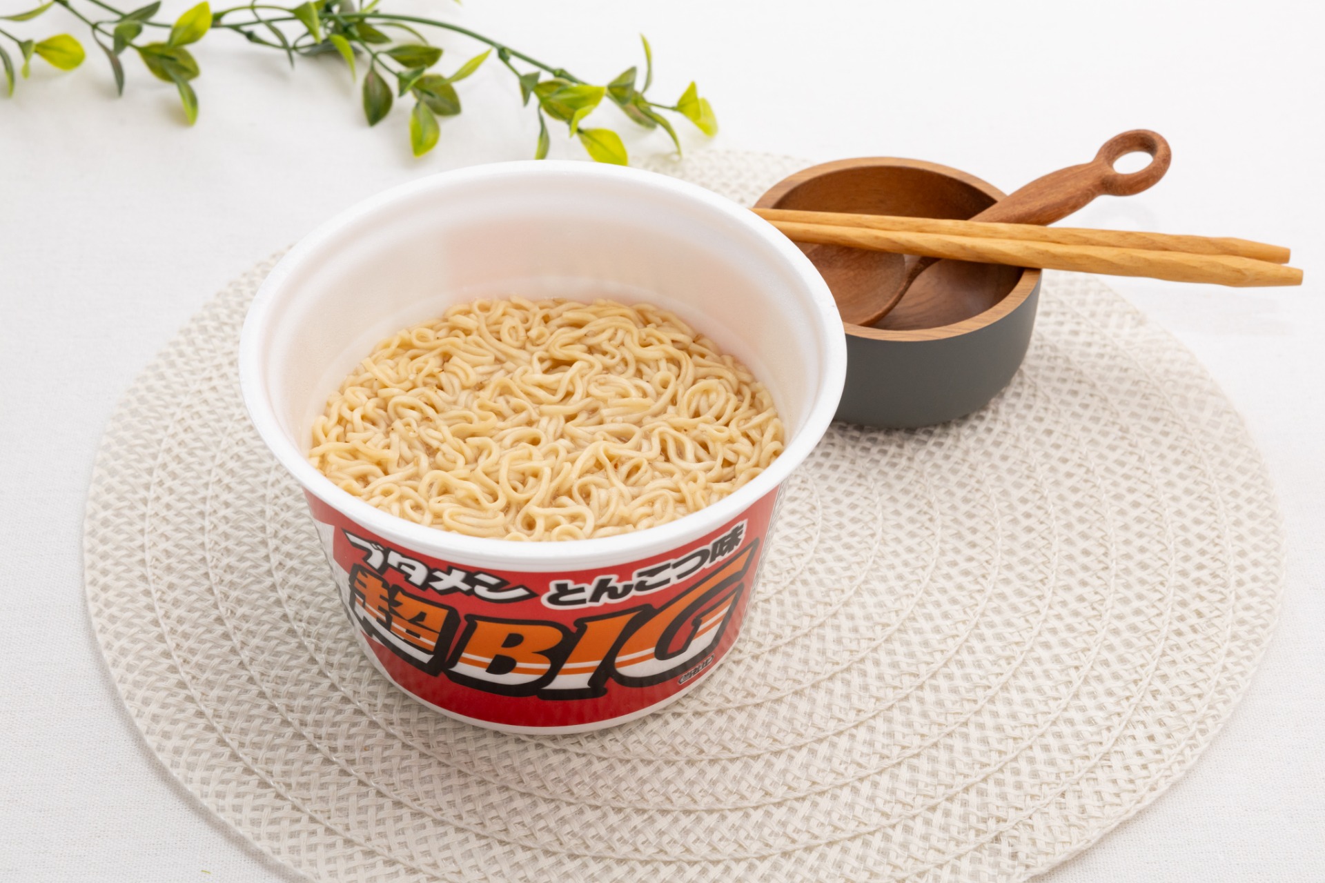 スープがよく絡む味付け麺が特徴