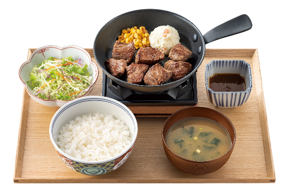 「極旨牛鉄板ステーキ定食」（1498円）