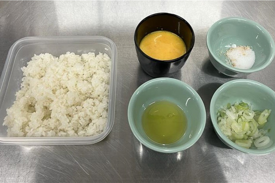 具材や調味料を計量して準備する