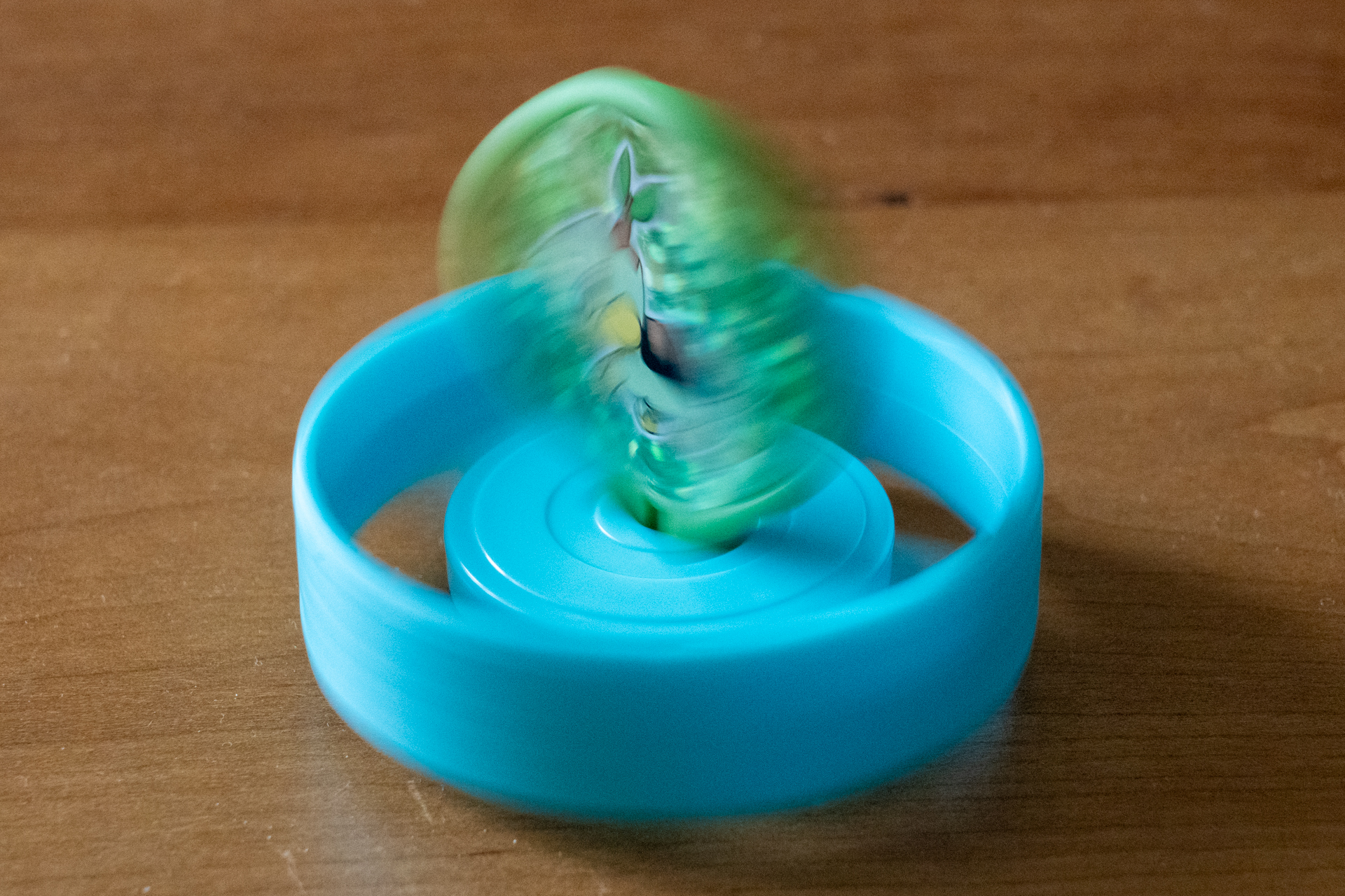 コマのように回しても遊べるぞ