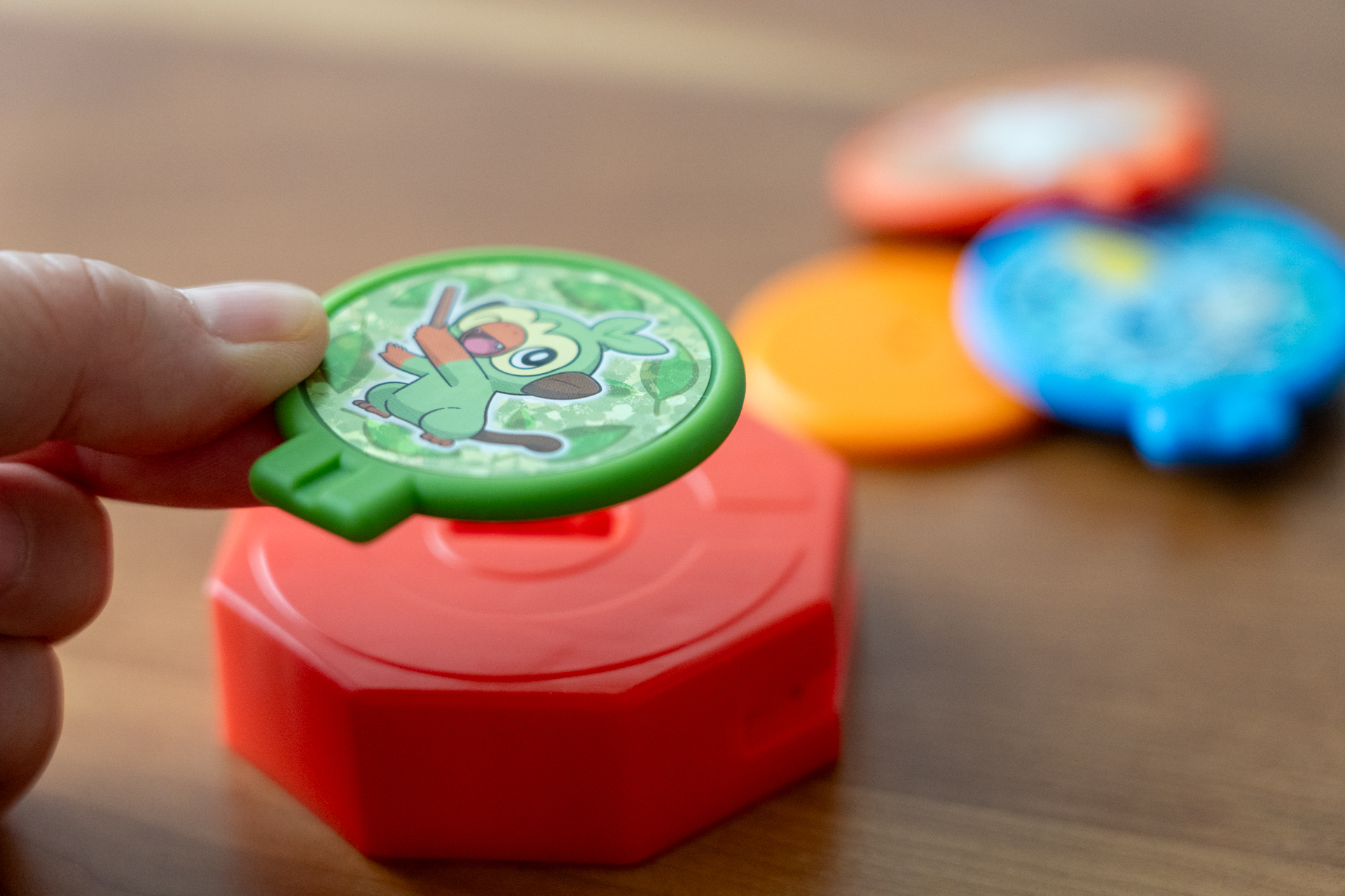 好きなポケモンのパネルを台座に差し込む