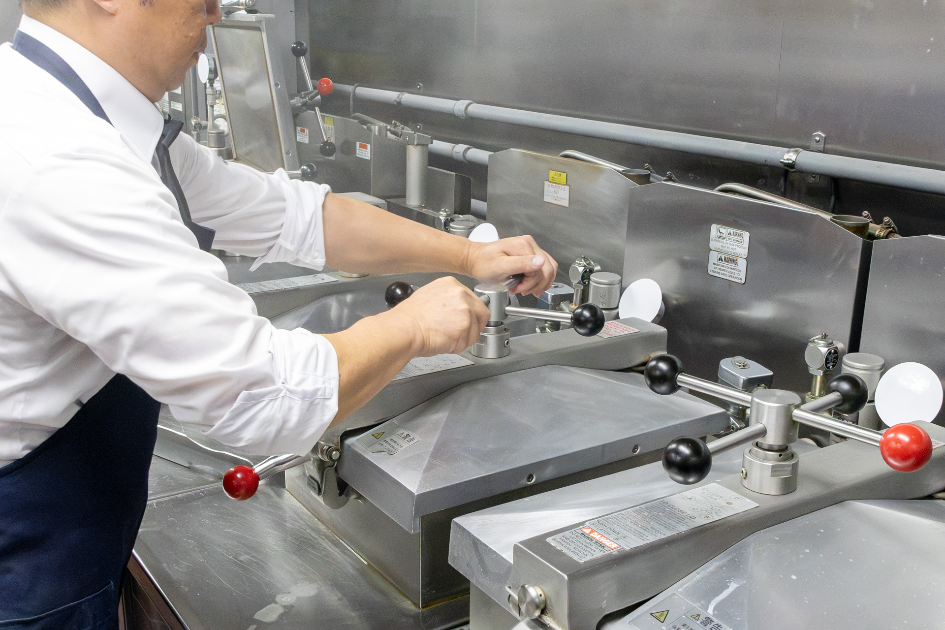 フライヤーにセットするまでの調理作業を間近で見学できた