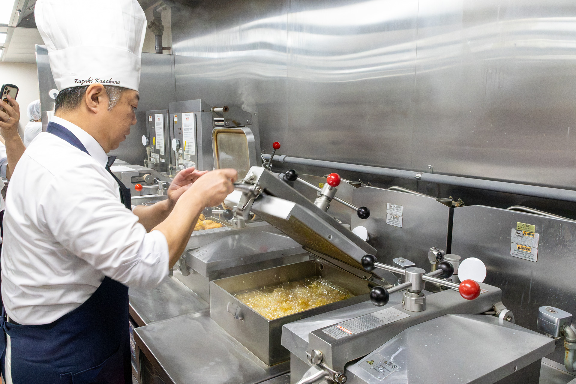 専用の器具を使ってオリジナルチキンを引き上げる