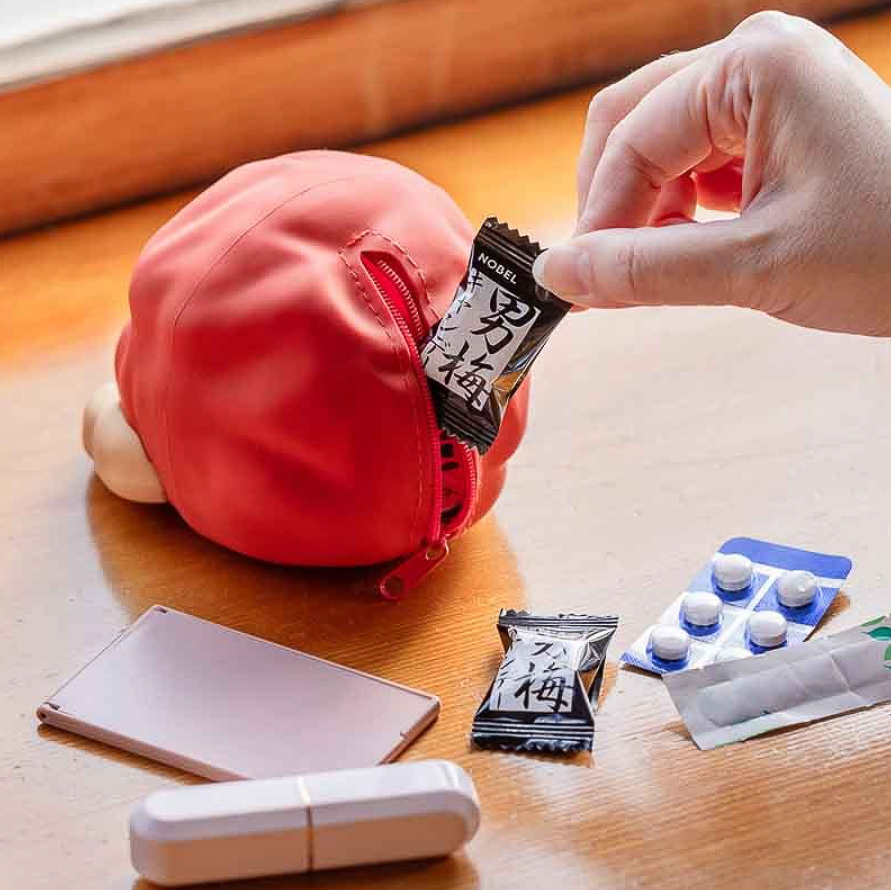 背中のファスナーから、男梅キャンデーやリップ、薬、絆創膏などの小物を収納できる