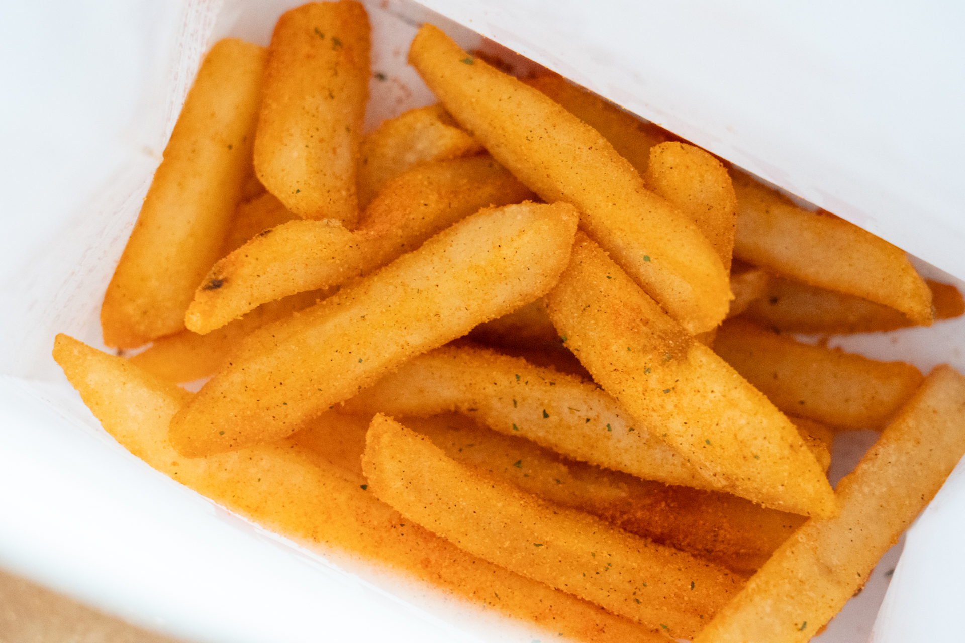 ムラなくスパイスがまぶされた絶品ポテトの完成