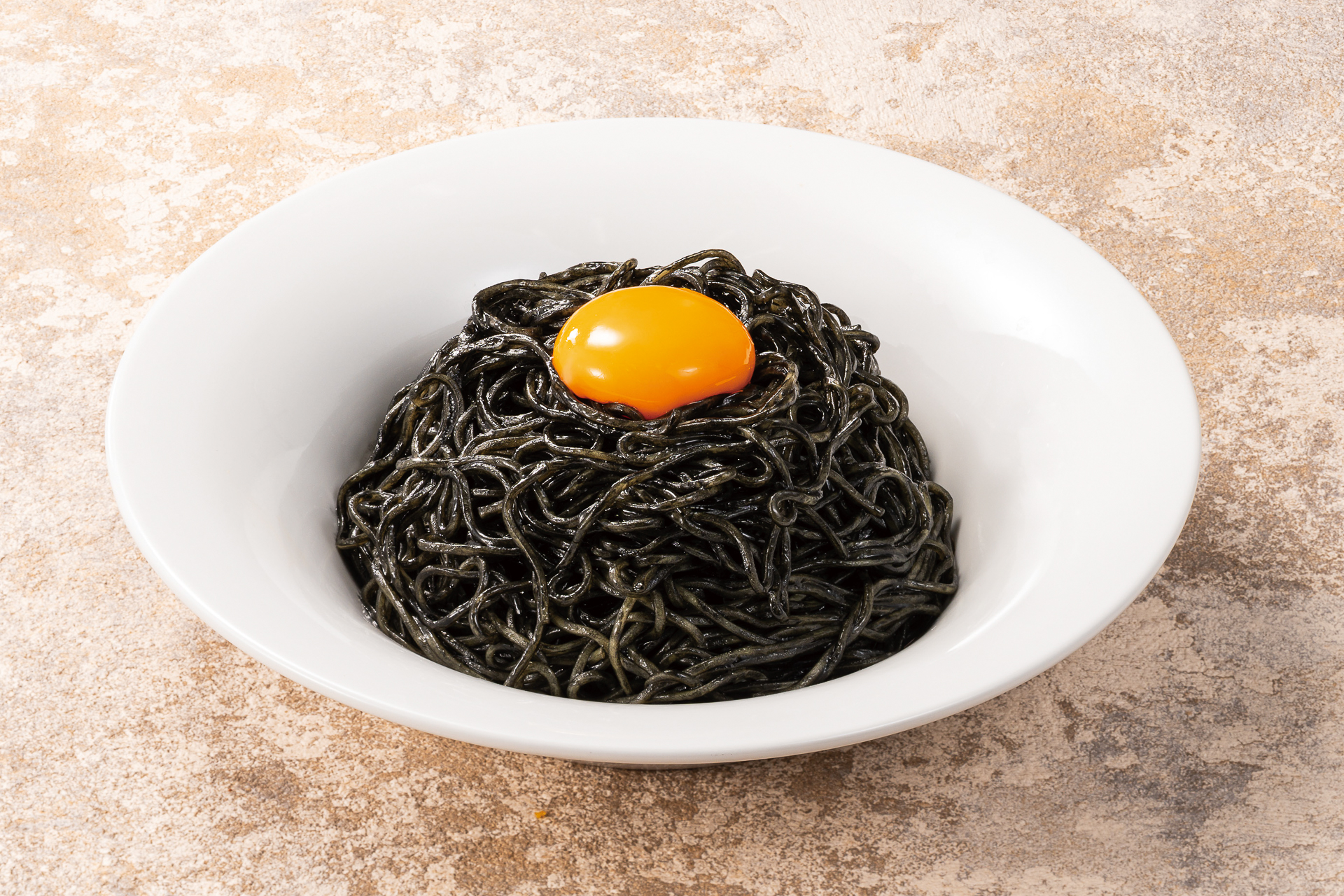 黒麺×ガーリックライスの満月仕立て