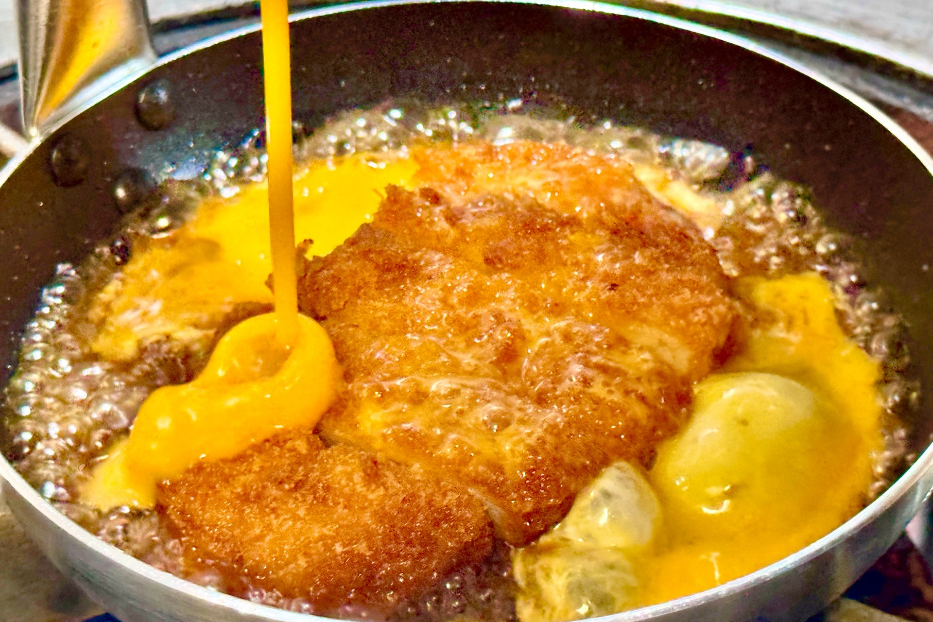 ロースカツに絶妙な火加減の溶き卵を合わせた