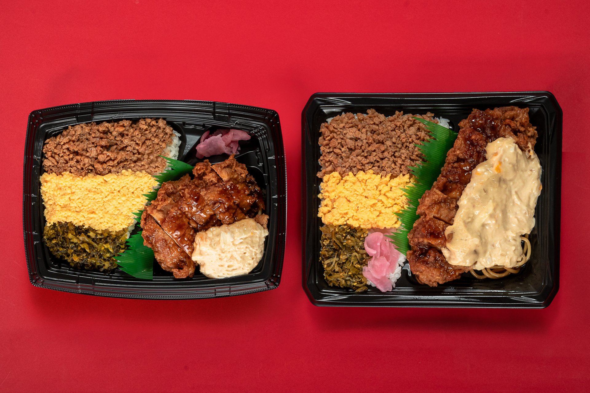 3色そぼろ＆チキン南蛮弁当（左が通常商品、右が増量商品。以下同）
