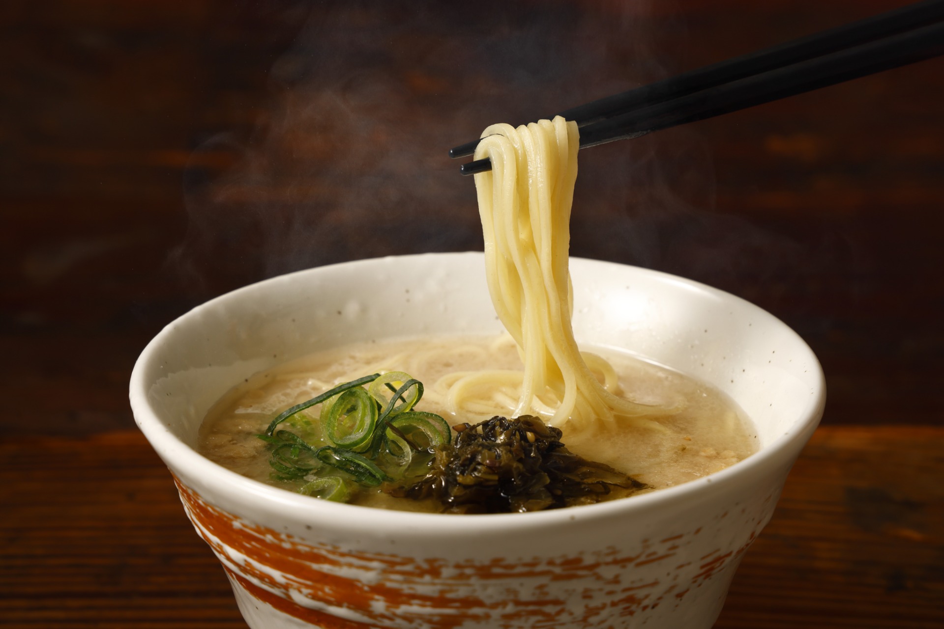 背油たっぷり豚骨らぁめん