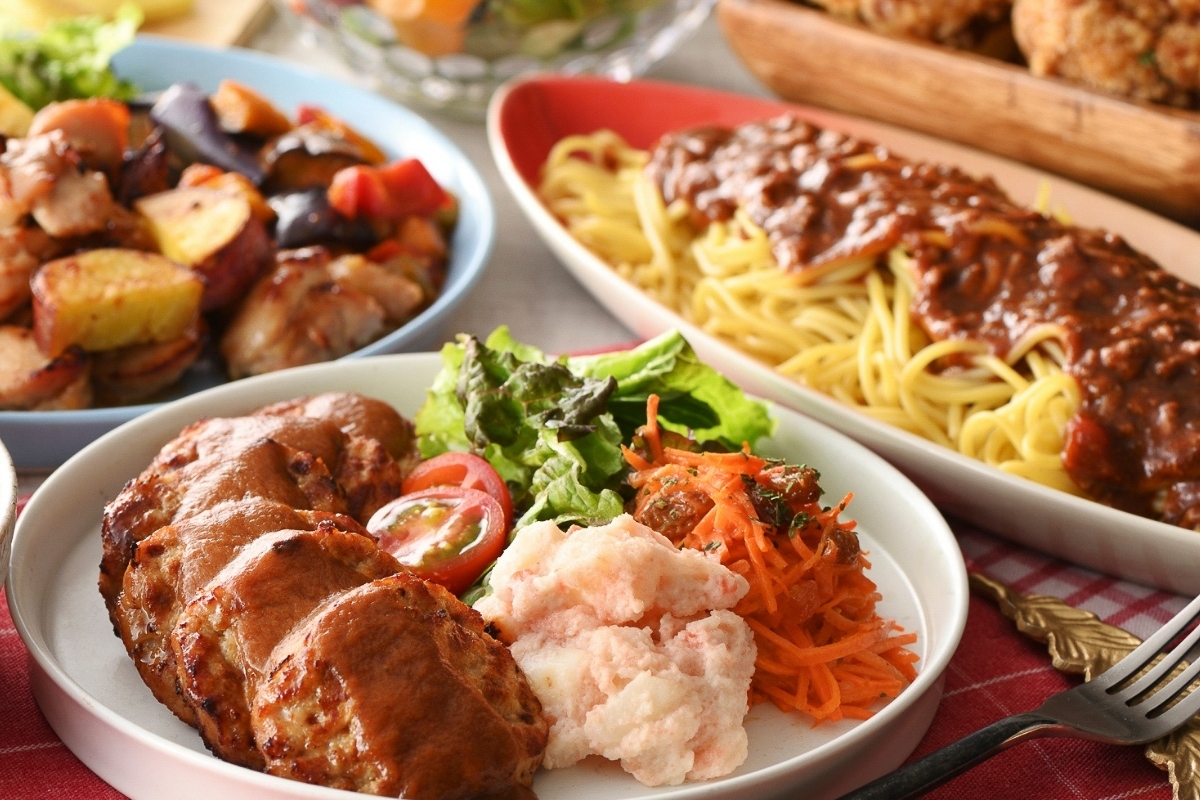 ハンバーグやパスタなどのブッフェ料理