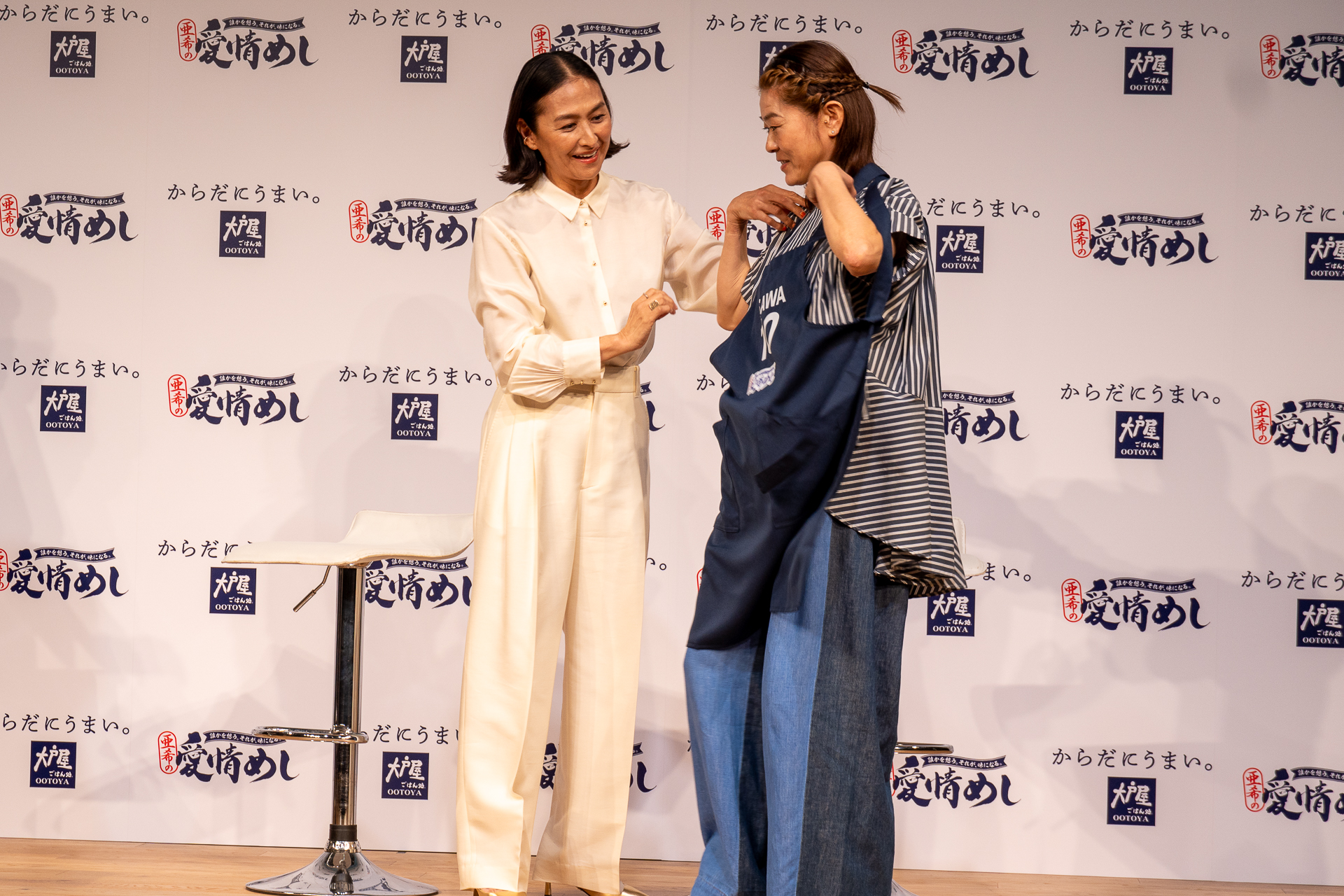 エプロンを手にする澤さんと亜希さん