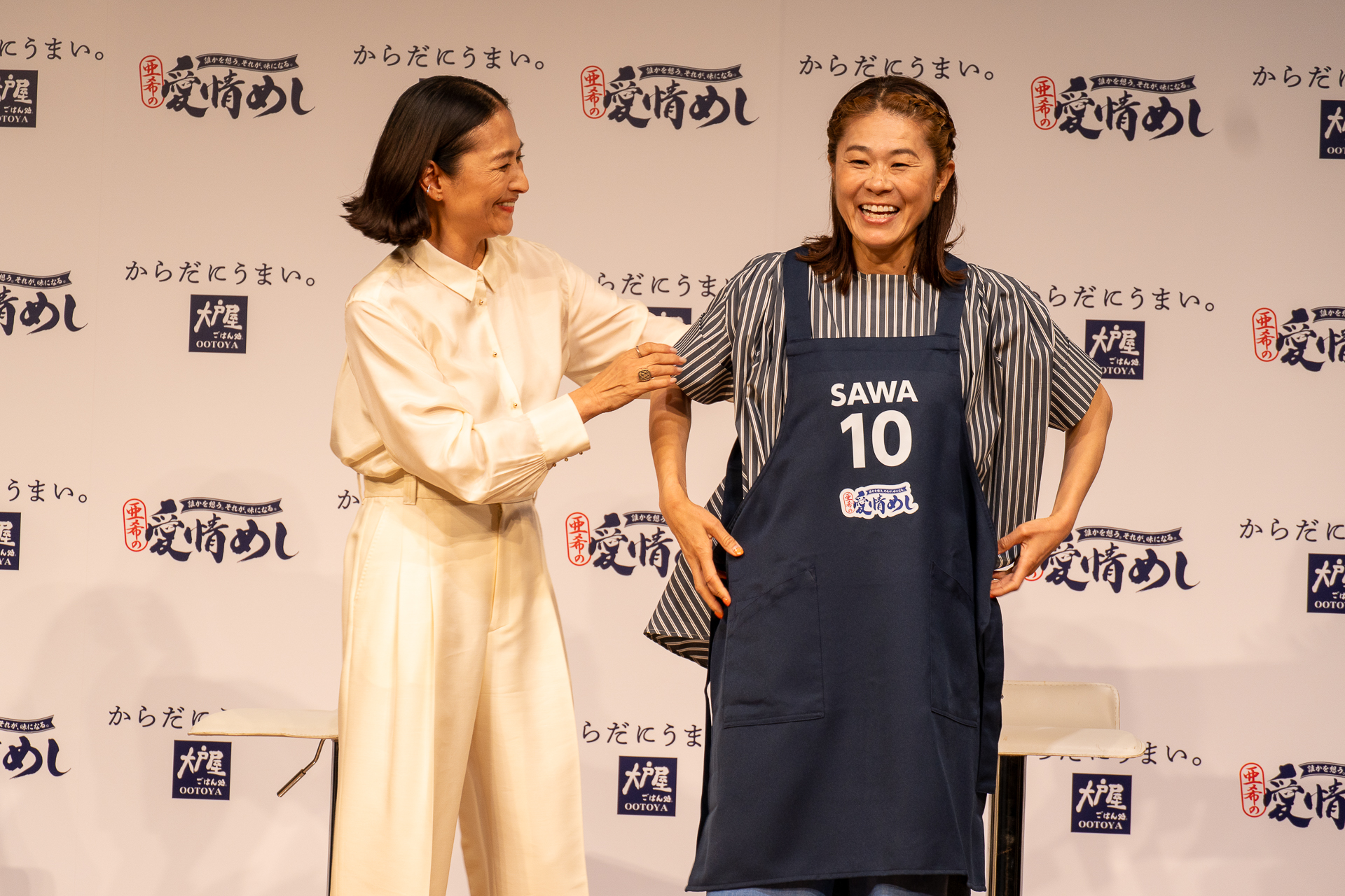 贈られたエプロンを身に着けた澤さん