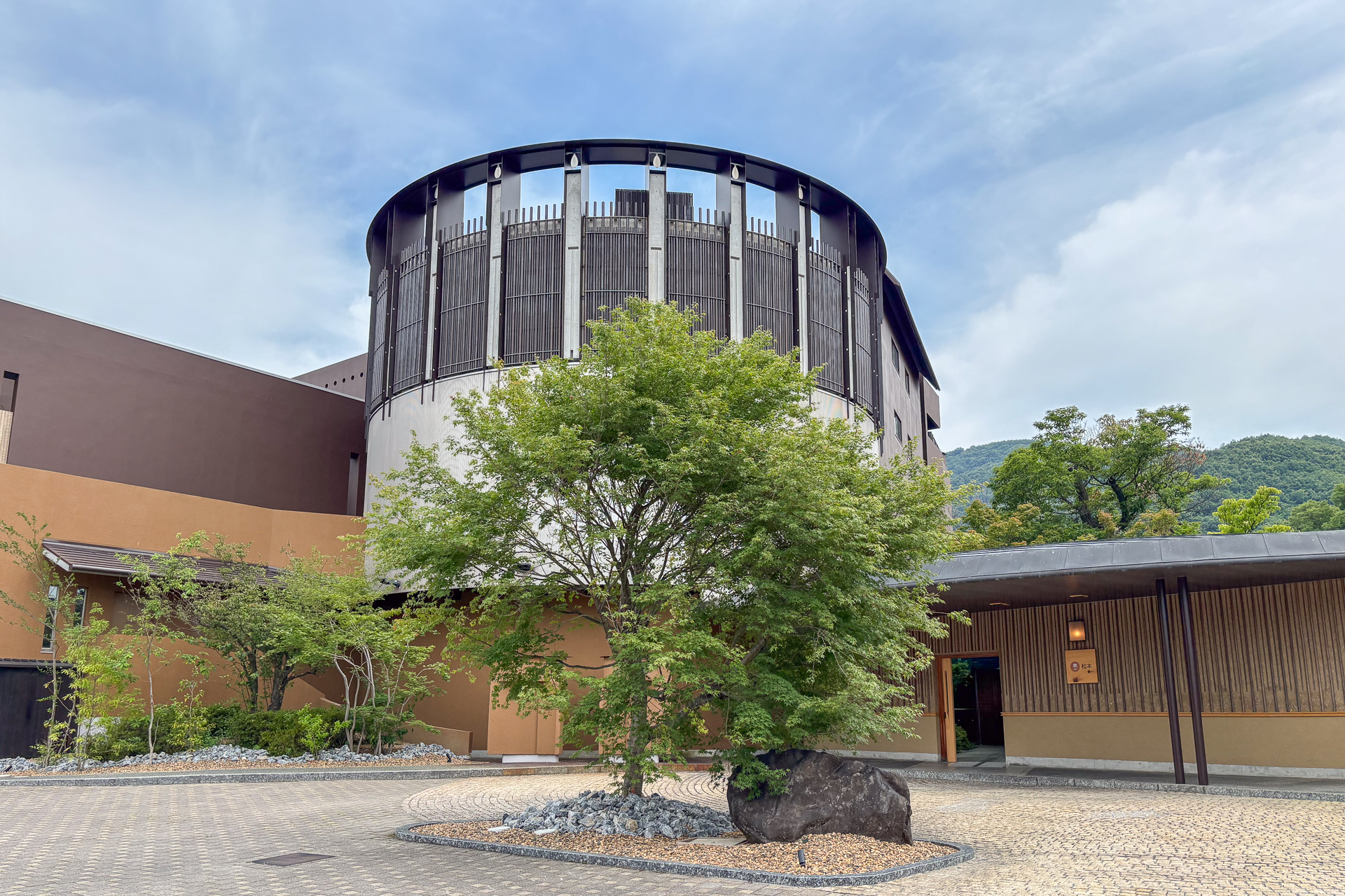 界 松本（長野県松本市浅間温泉）。JR松本駅からクルマで約15分の距離にある
