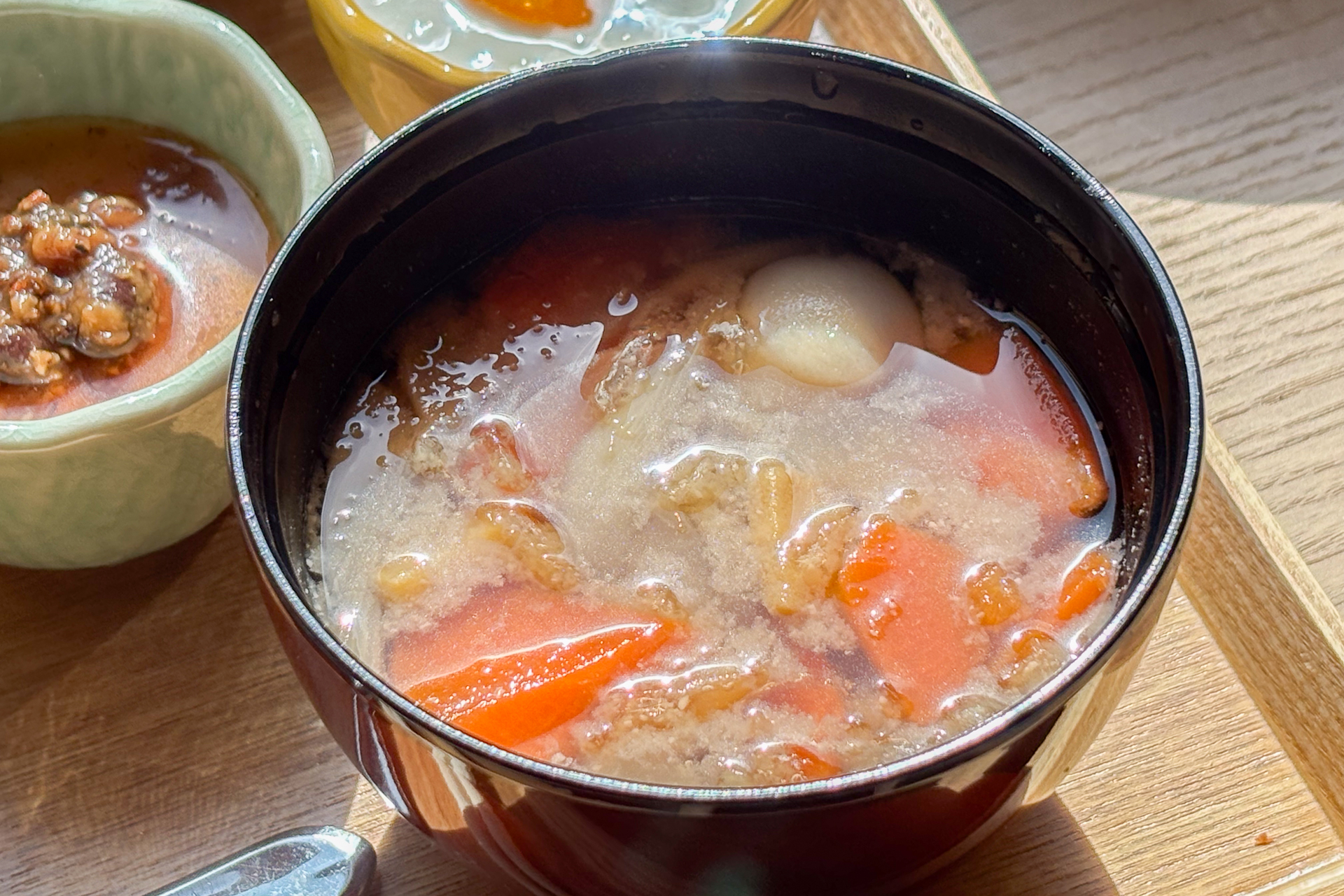 野菜たっぷりの味噌汁が染み渡る