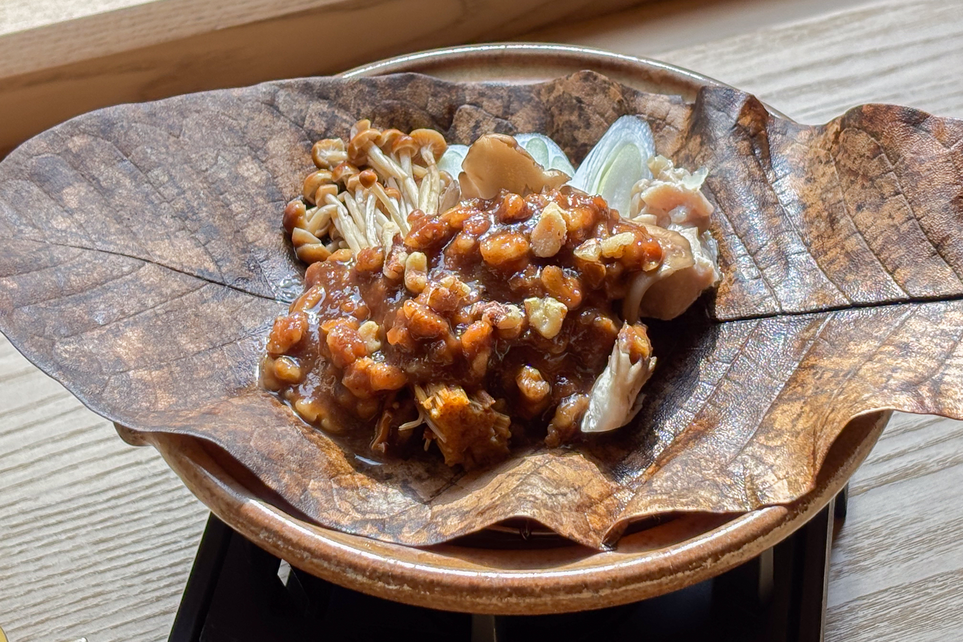 鶏肉に木の実などを合わせた朴葉蒸し焼き