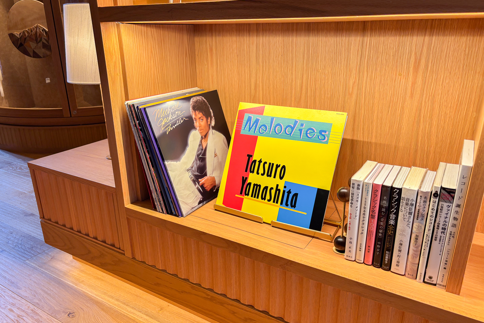 「楽都」を象徴するように、ロビーには楽器やレコードも並ぶ