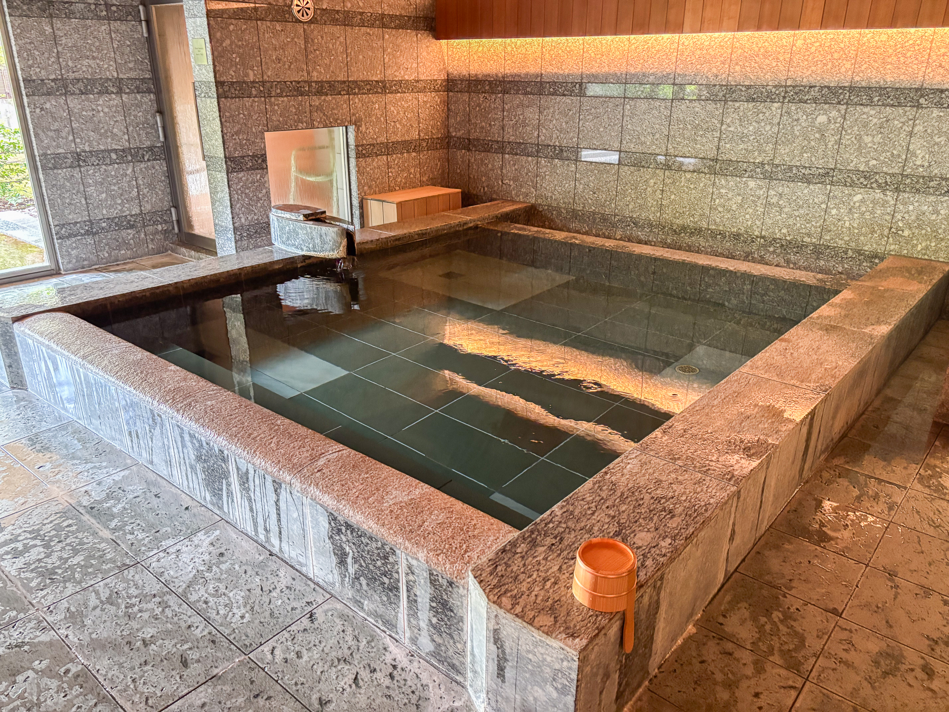 サウナ、寝湯、檜おがくず風呂など、8種13通りの多彩な湯めぐりを施設内で楽しめる