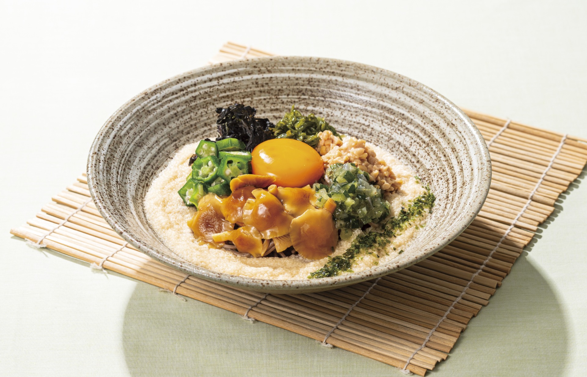 「6種のねばとろそば」（1078円）