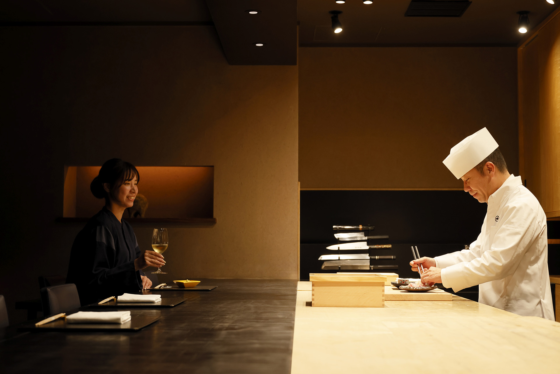 ペアリングドリンクとともに会席料理を味わう