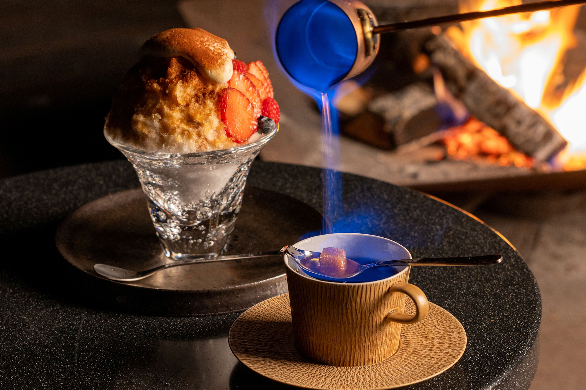 フランベしたコーヒーシロップをかけて仕上げる