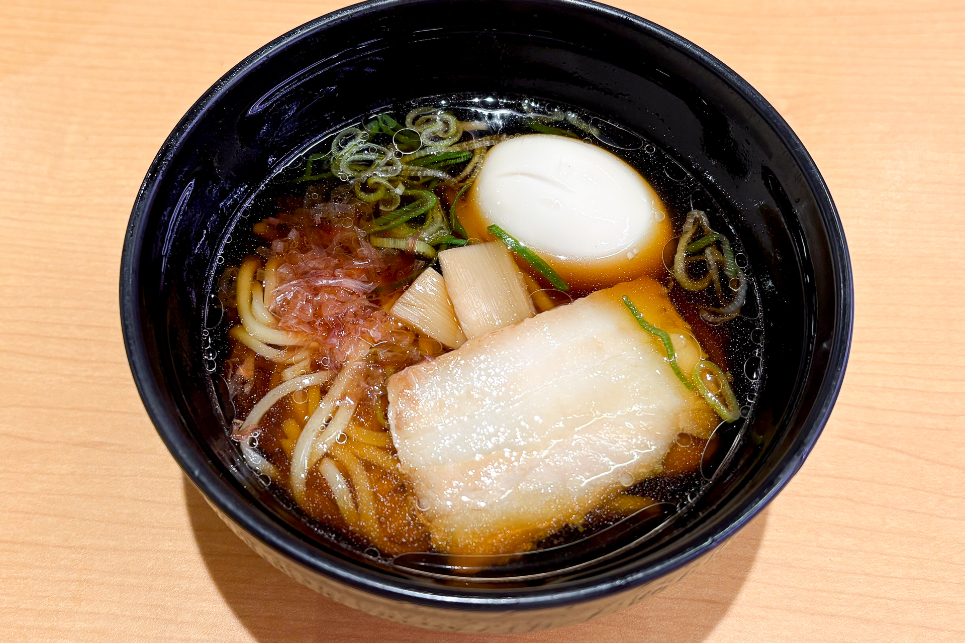 糸鰹をトッピングした「鰹節香る醤油ラーメン」